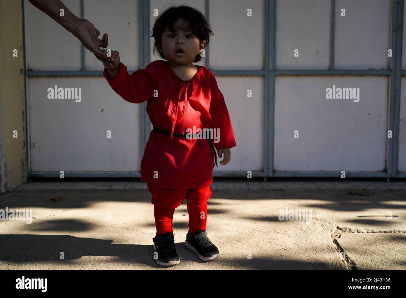 Texistepeque, El Salvador. 11th Apr 2022. Un piccolo bambino vestito come diavolo si erge ai margini di una tradizionale festa religiosa pasquale. Ogni lunedì di Pasqua, i credenti si uniscono alla rappresentazione di una battaglia tra Gesù e Satana. Credit: dpa/dpa/Alamy Live News Foto Stock