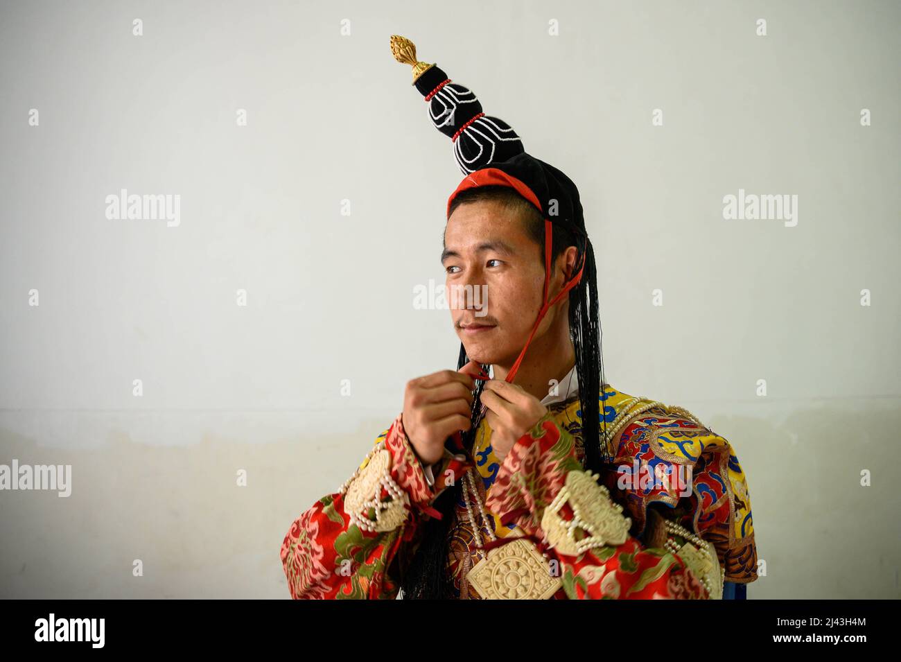 Kathmandu, Nepal. 11th Apr 2022. Un monaco si prepara per la sua esibizione durante il festival annuale Cham al Monastero di Shechen, Boudha. La festa della danza sacra, nota come “Cham” in lingua tibetana, commemora la nascita del guru nato dal loto, Padmasambhava. (Foto di Dipendra Rokka/SOPA Images/Sipa USA) Credit: Sipa USA/Alamy Live News Foto Stock