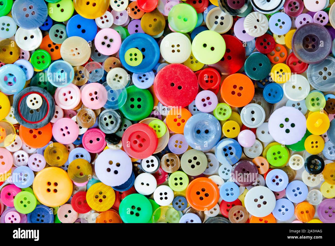 Sfondo colorato con bottoni per cucire misti. Vista dall'alto Foto stock -  Alamy