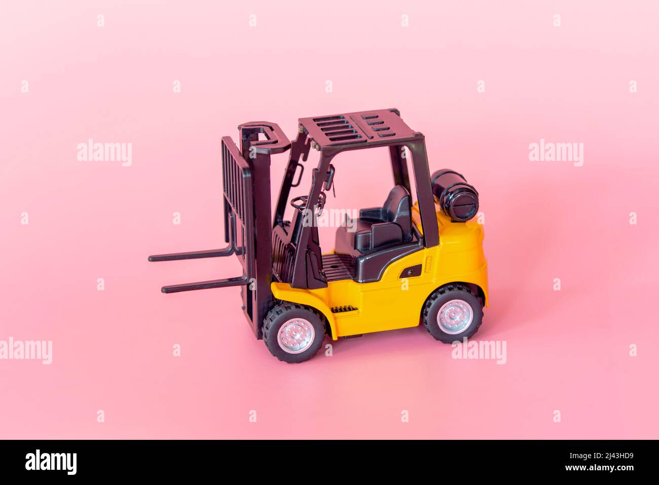 Logistica, e servizio di consegna - modello di carrello elevatore a forche su sfondo rosa. Servizio di shopping sul web online e offre la consegna a domicilio. Foto Stock