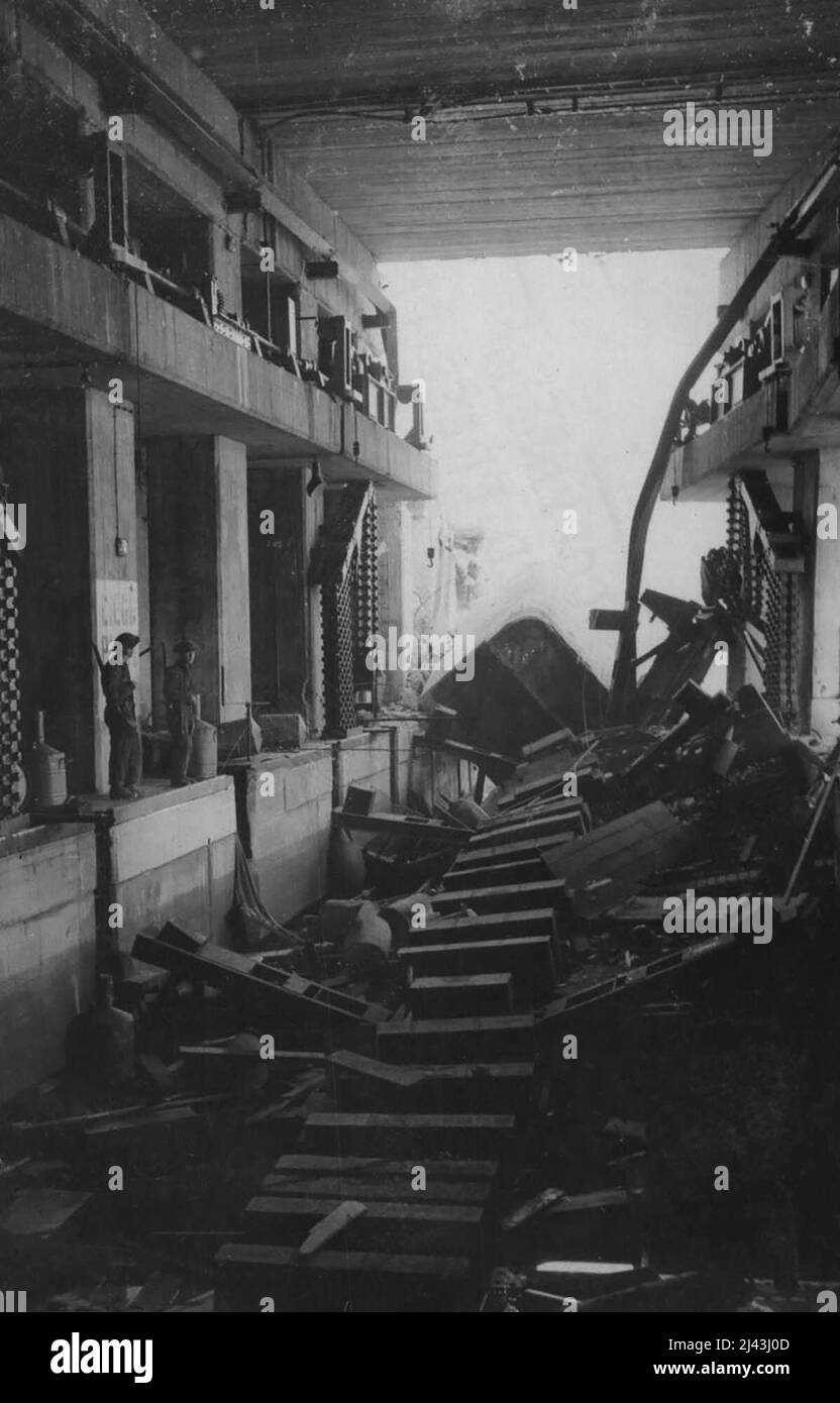 La caduta di Boulogne soldati canadesi che ispezionano una delle penne U Boat a Boulogne mostrando ascensori su ciascun lato della penna per sollevare il sottomarino fuori dall'acqua. Tutte le resistenze organizzate a Boulogne finirono il 22 settembre quando il Gen. Ferdinand Heim, il comandante della guarnigione, e il suo staff cedettero al porto malamente martoriato. Settembre 24, 1944. (Foto di stampa associata). Foto Stock