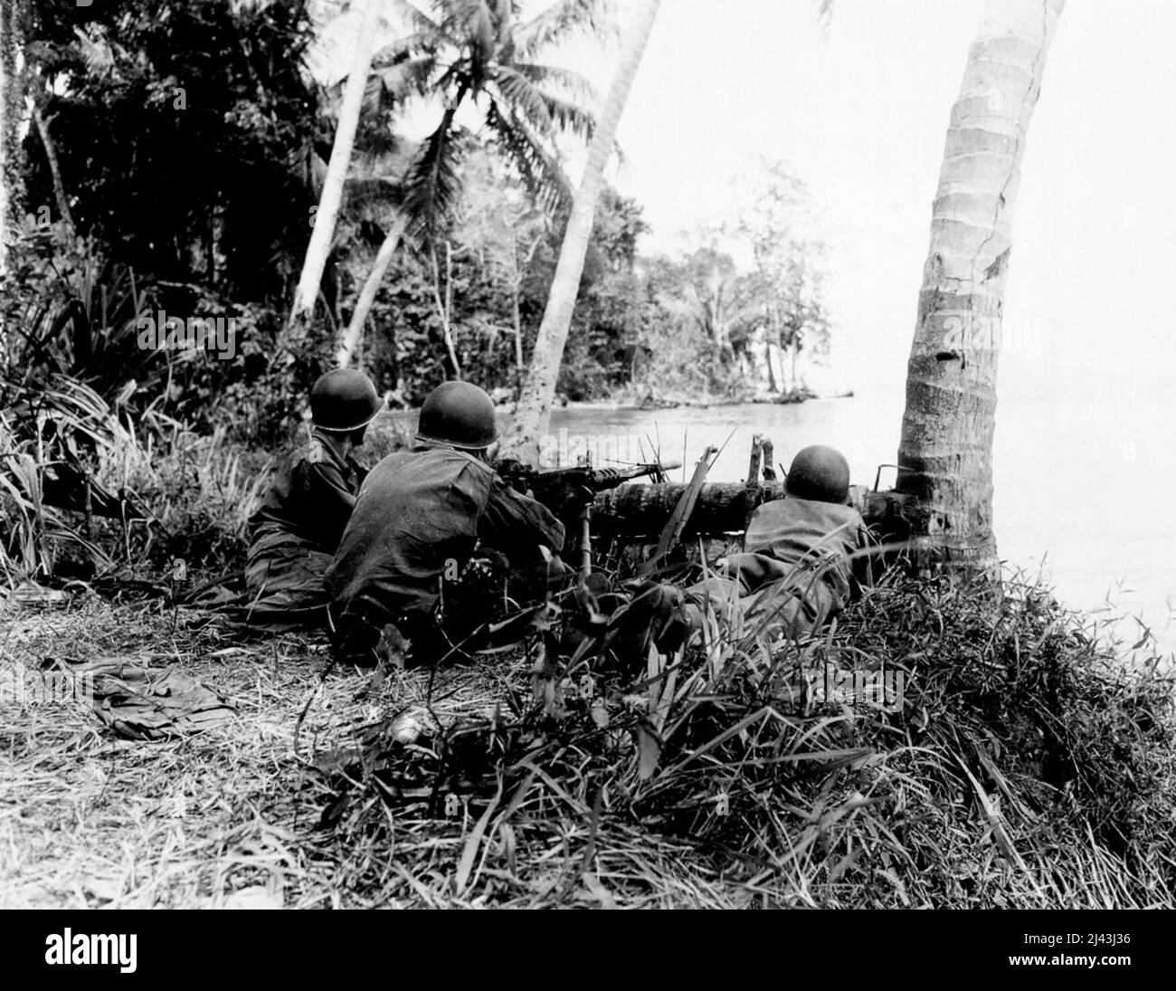 Truppe americane della Divisione 32nd in azione con mitragliatrice di calibro 50 contro il punto Giruwa nella campagna Papuan. Febbraio 15, 1943. (Foto di Signal Corps U.S. Army). Foto Stock