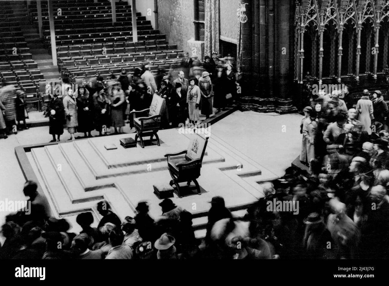 La folla vede l'Abbazia di Westminster in Full Coronation Splendor -- migliaia di persone che hanno aspettato di vedere l'interno dell'Abbazia di Westminster come era durante l'incoronazione del Re e della Regina ora avranno questo privilegio. Nulla è stato rimosso, tranne la regalia reale, e la gente può ora ispezionare l'Abbazia in tutto lo splendore della sua panoply incoronazione. Giugno 08, 1937. (Foto di stampa associata). Foto Stock