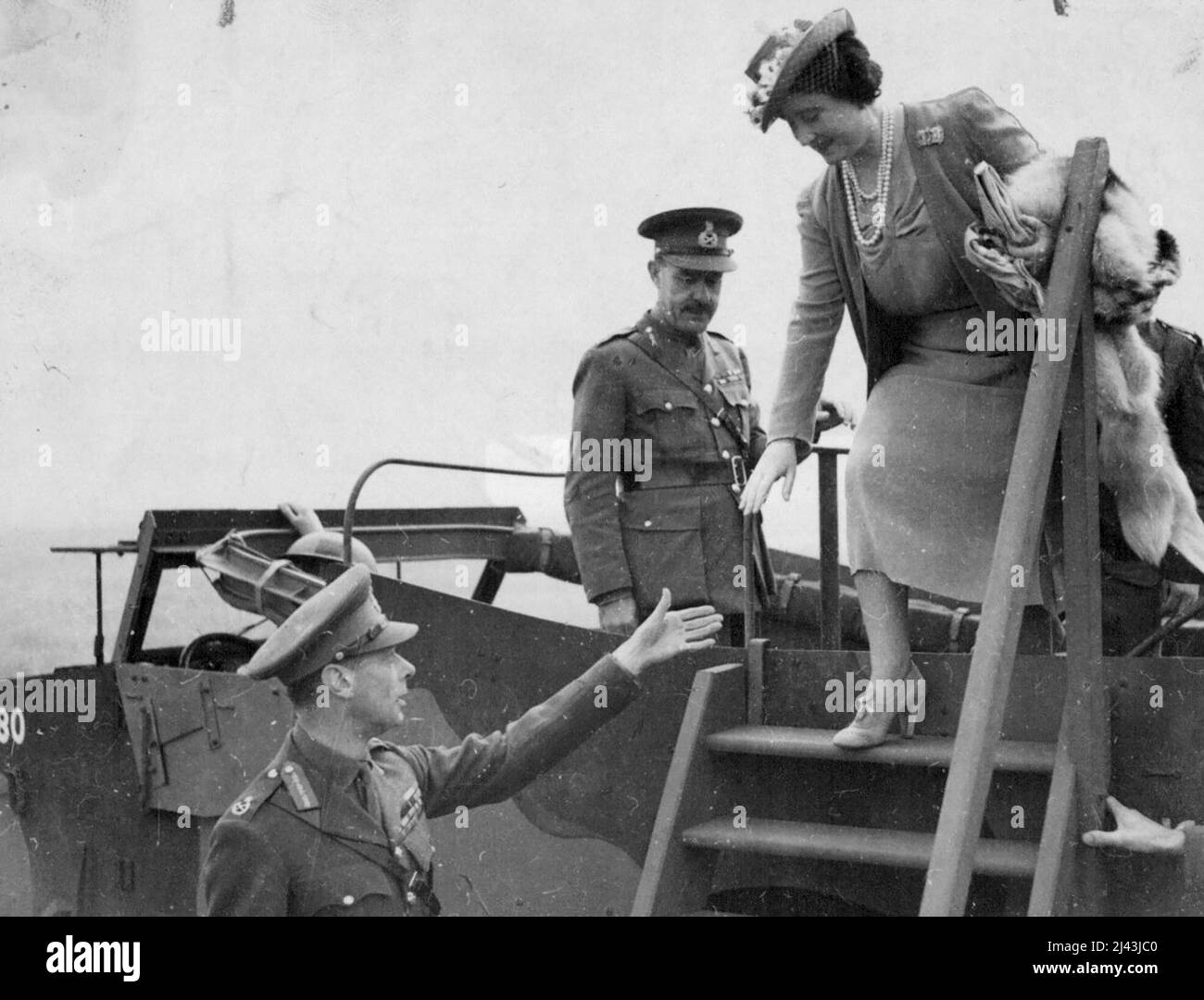 King aiuta Queen alight da ***** auto. Agosto 31, 1941. (Foto di Keystone Press Agency Ltd.). Foto Stock