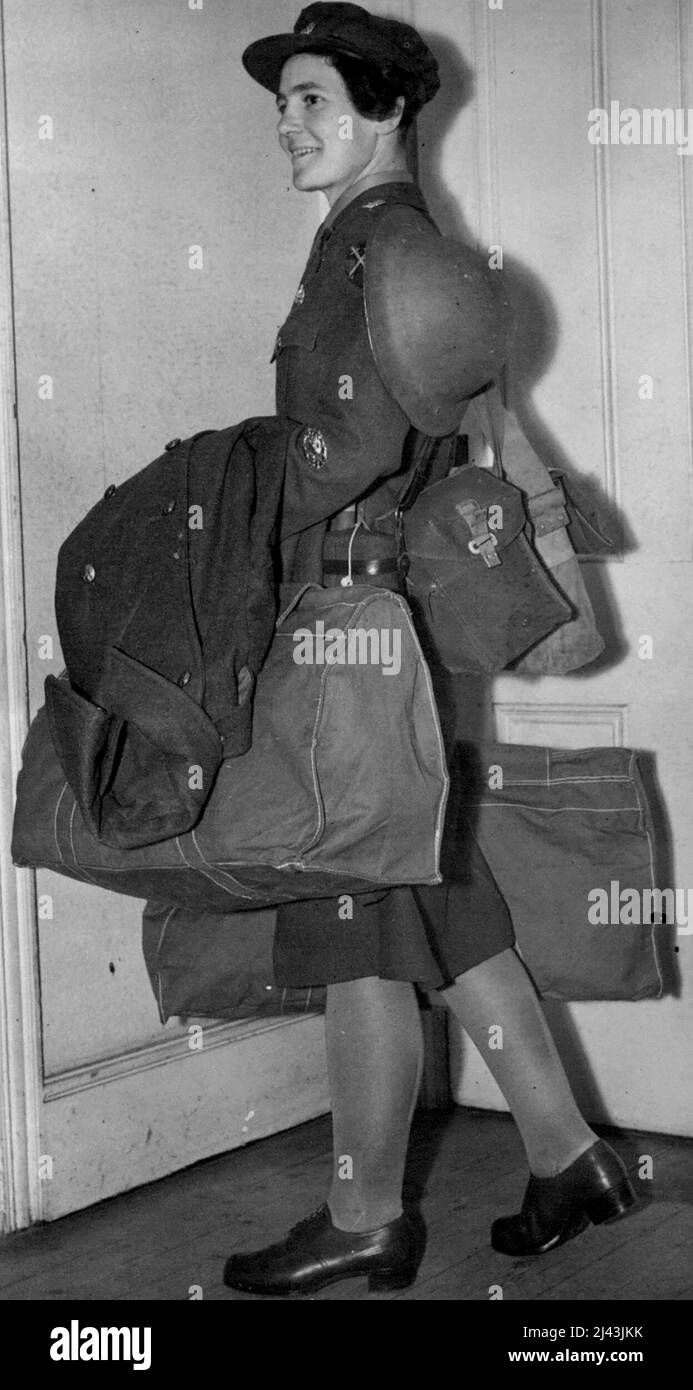 A.T.S. Le ragazze che vogliono andare in Francia qui è C.S.M. Constance May Boxall (Londra) indossa il suo completo outfit d'oltremare. Migliaia di ragazze A.T.S. sono ora in formazione per servire con le truppe di invasione. La loro formazione comprende studi in francese per attività di amministrazione degli affari civili e conoscenze generali dei paesi ai quali saranno inviati. Provengono da molte passeggiate nella vita e tutti sono desiderosi di servizio all'estero. Giugno 29, 1944. Foto Stock