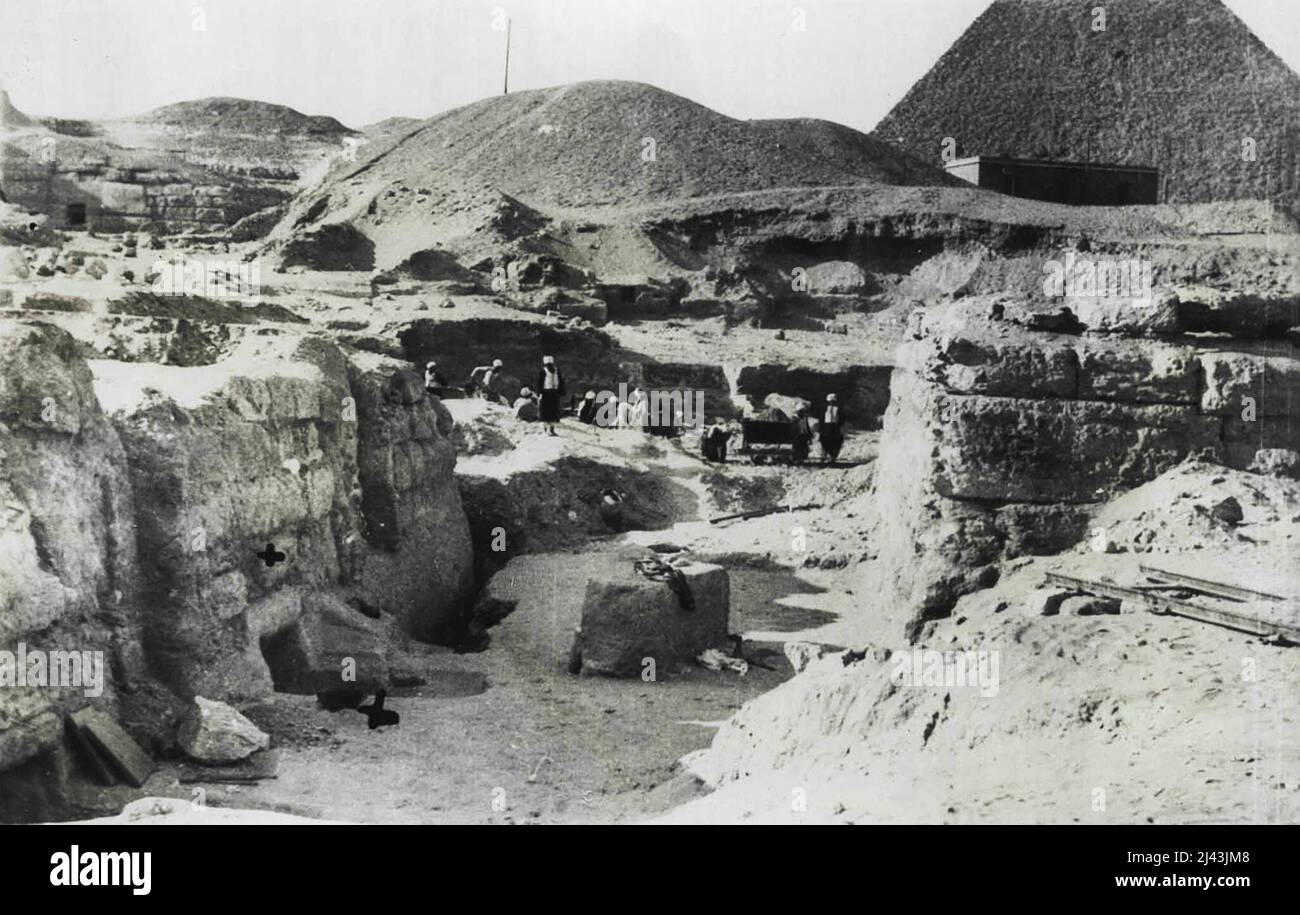 Nuova scoperta della tomba egiziana -- una vista generale del luogo della scoperta, della nuova tomba, la croce mostra l'ingresso. Un'ora tomba della dinastia dei Faroah del 4th, è stata scoperta alle Piramidi, dal professor Selim Hassan della Società Archeologica Egiziana. Questa tomba è di una Regina di 5.000 anni fa, ed è in ottime condizioni, contenente tutti i suoi gioielli, la tomba è stata trovata circa 30 metri sotto il suolo, nella bara c'erano 800 preziosi atoni, con una massiccia corona d'oro sulla testa, contenente molte pietre preziose e altri gioielli. I piedi e le mani erano nascosti Foto Stock