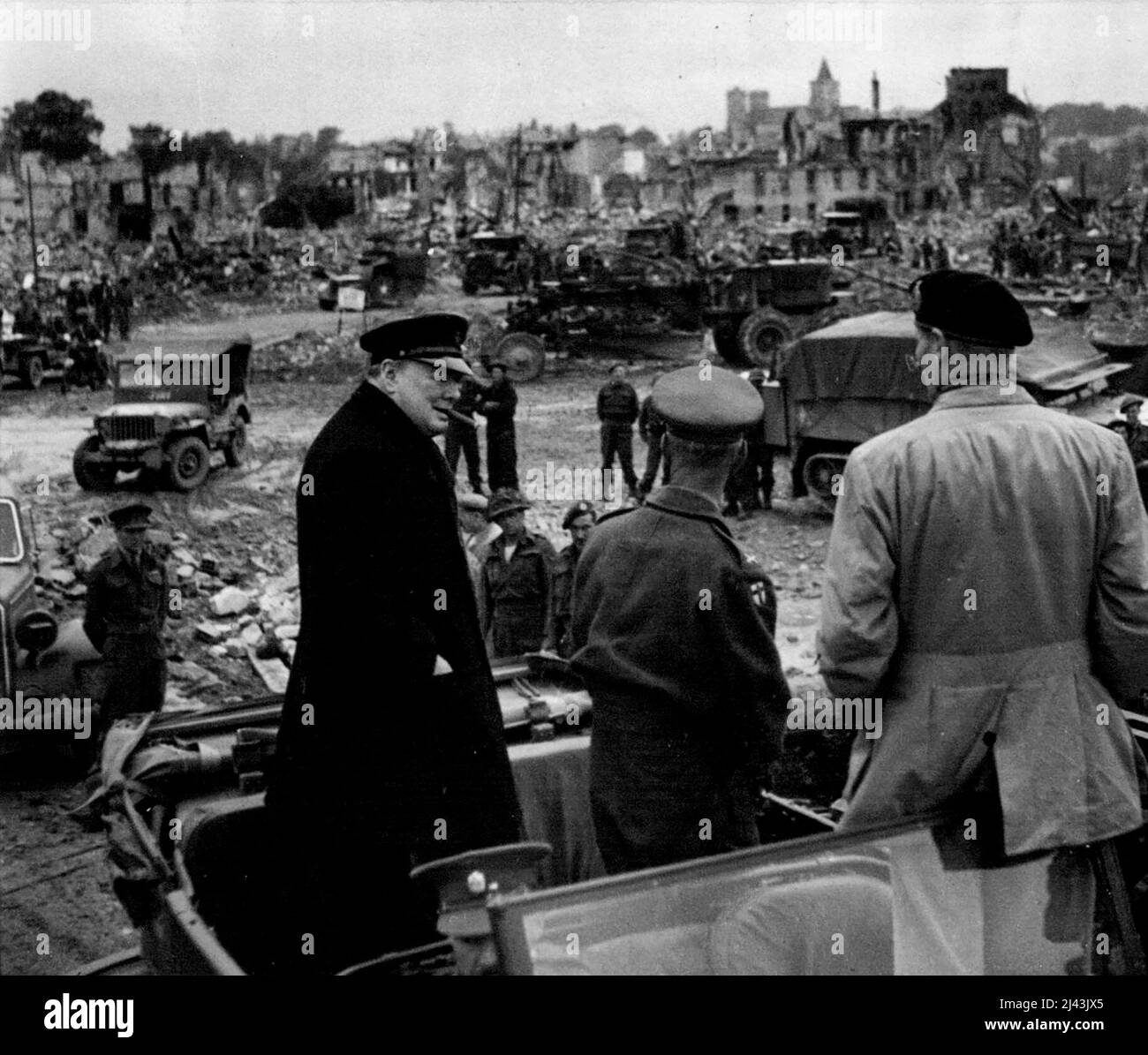 Il primo Ministro visita Caen con il generale Montgomery - il primo Ministro che guarda Caen, con il generale Sir Bernard Montgomary (a destra) e il tenente generale Sir Miles Dempsey. Il primo Ministro, accompagnato dal generale Montgomery e dal generale Lt.-Gen. Demspey, comandando 2nd. L'esercito, ha fatto una visita a Caen, ora interamente in mani alleate, e ha guidato attraverso la città in un'auto aperta, attraversando i due ponti costruiti dagli uomini dei Royal Engineers sul fiume Orne, e noe conosciuto come Winston Bridge e Churchill Bridge. Giugno 24, 1944. (Foto della fotografia ufficiale britannica). Foto Stock