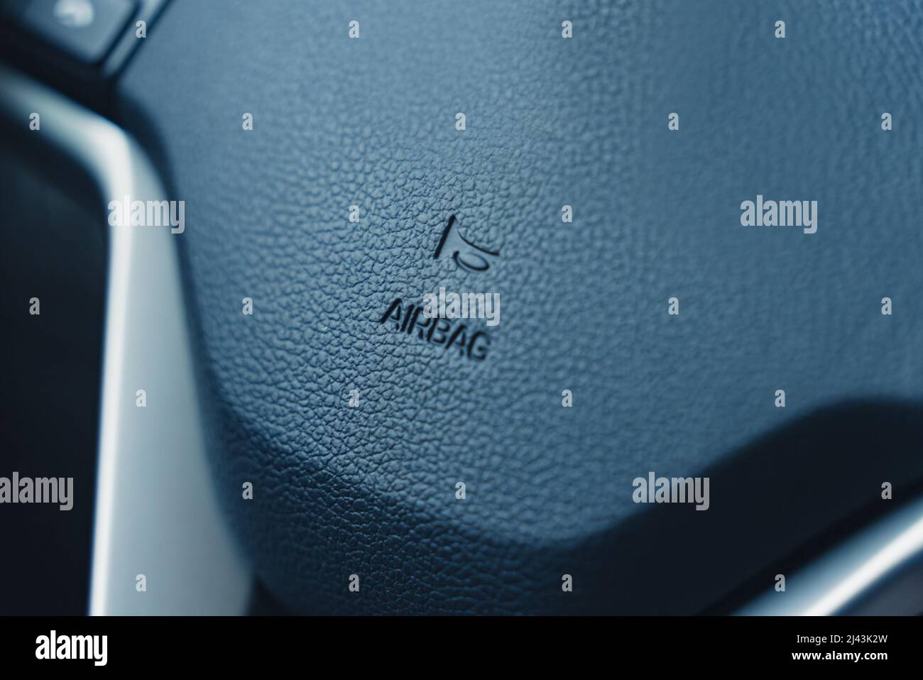 all'interno della vettura una vista della protezione airbag in plastica con lettere senza logo. Foto di alta qualità Foto Stock