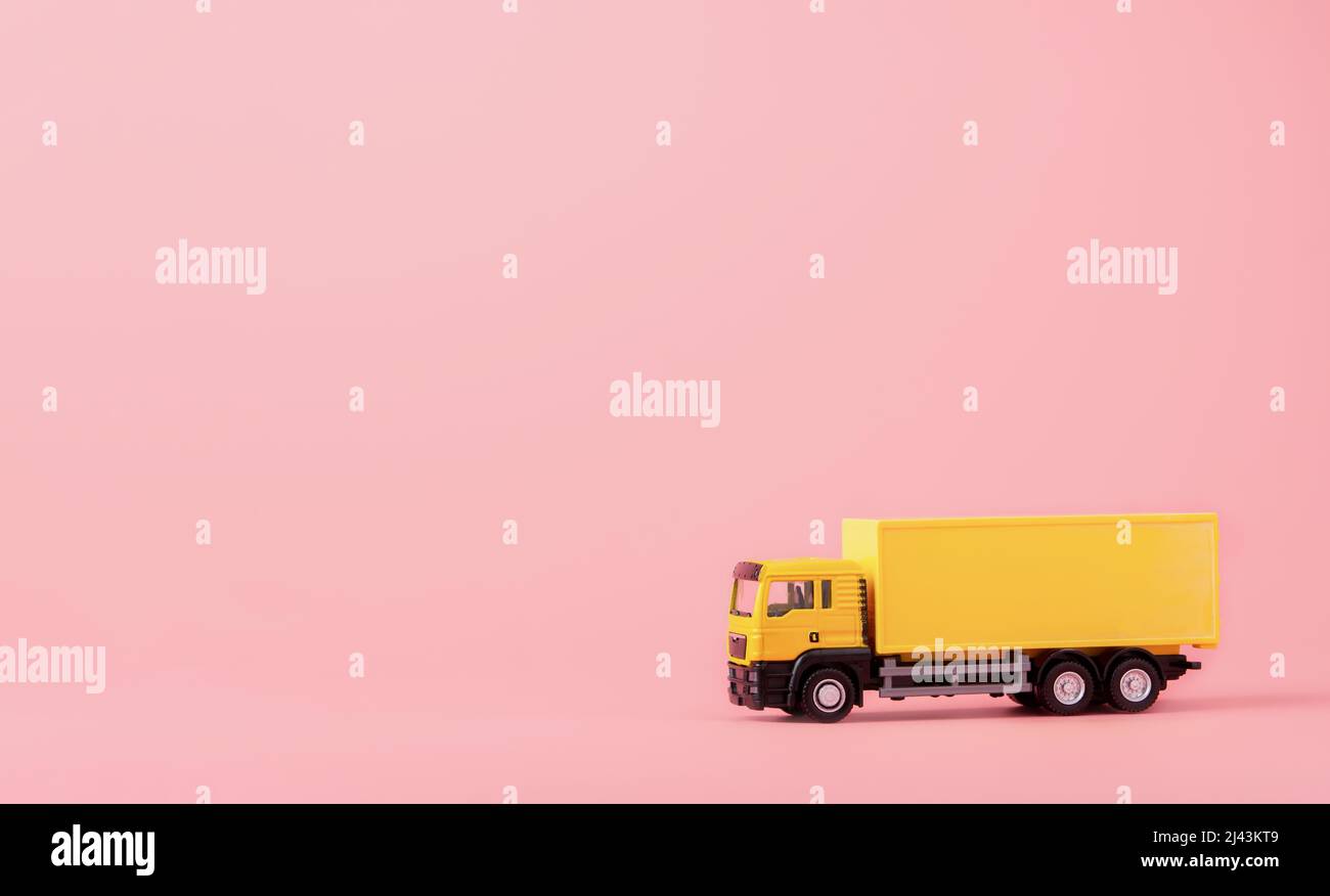 Logistica, e servizio di consegna - camion del carico e su sfondo rosa. Servizio di shopping sul web online e offre la consegna a casa. Con spazio per la copia Foto Stock