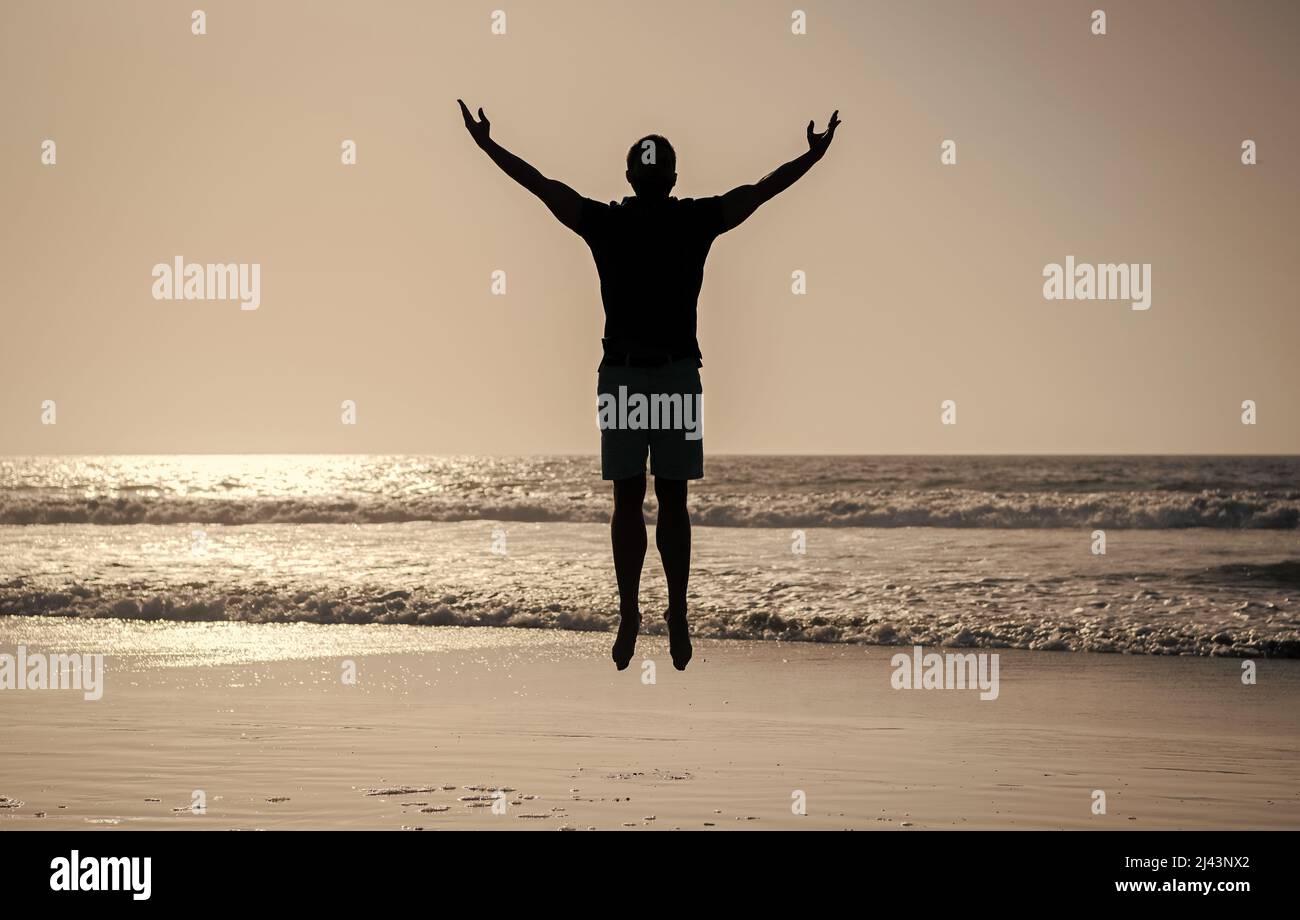 sentitevi liberi. giovani e liberi. atleta sportivo che salta nell'oceano. attività di allenamento mattutina. Foto Stock