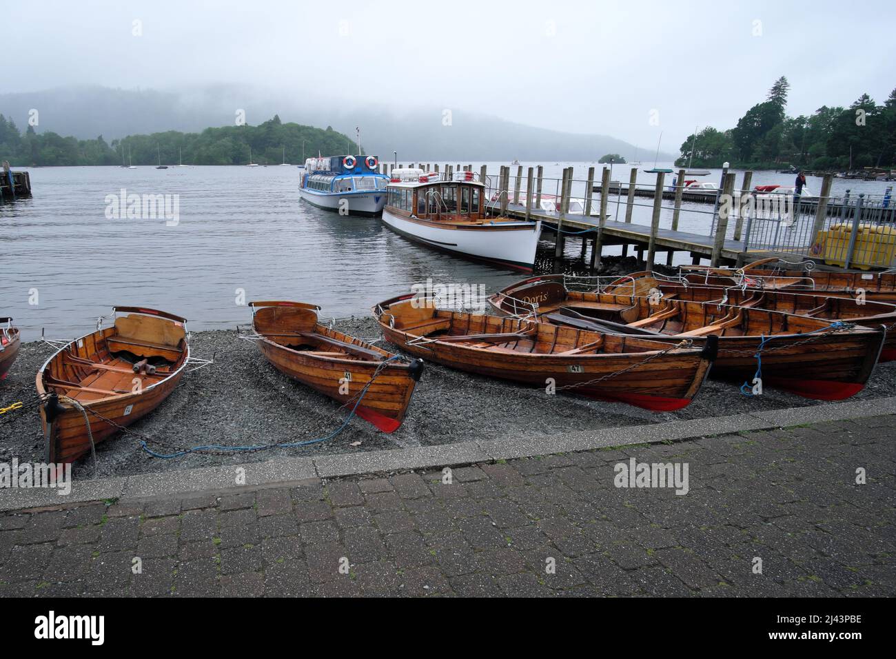 Barche a remi al Waters Edge a Bowness sul lago Windermere nel Lake District Cumbria Inghilterra UK Foto Stock