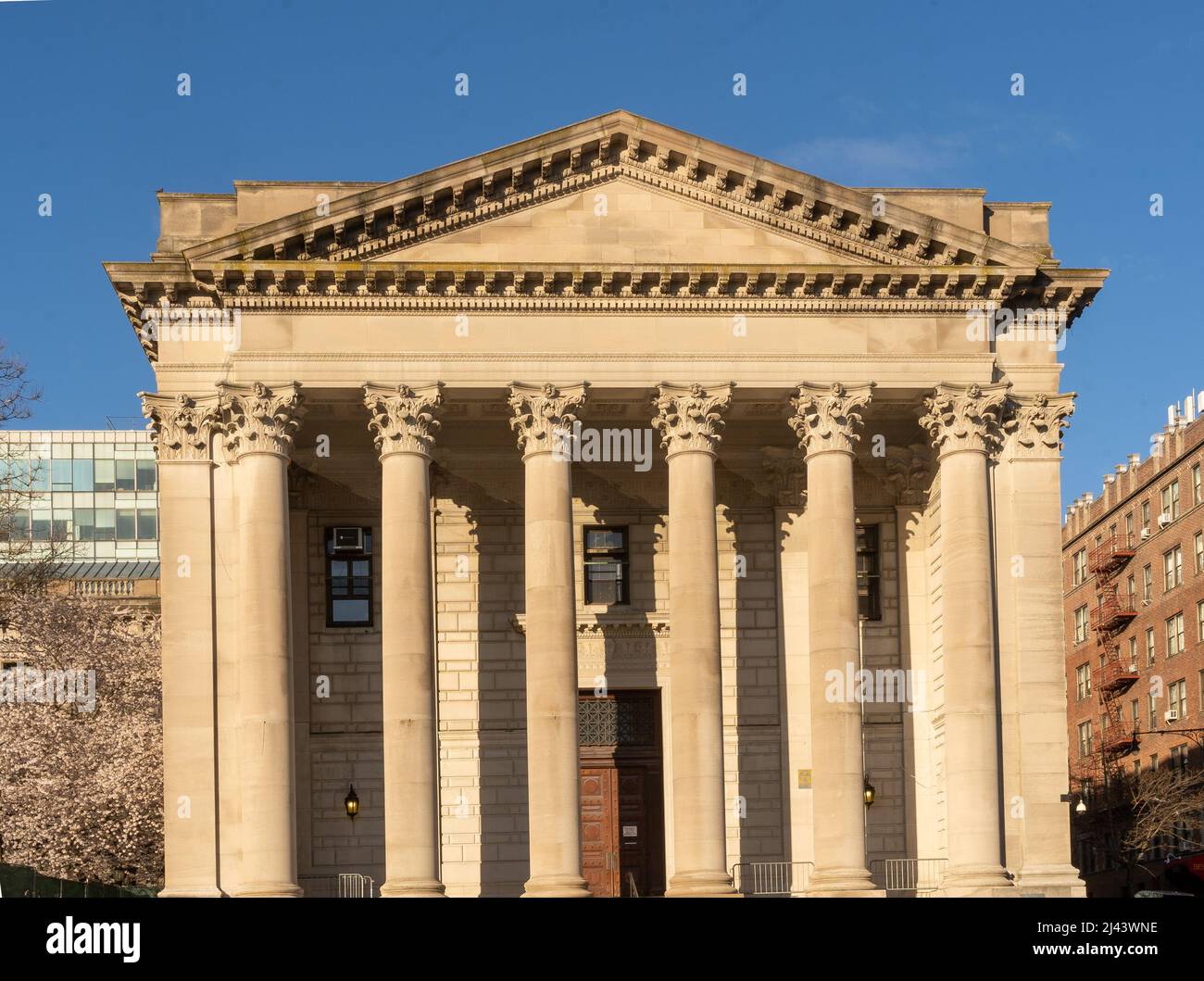 Staten Island, NY - USA - 10 aprile 2022: Vista orizzontale del tribunale della contea di Richmond in stile neoclassico, un tribunale municipale del 1919 nel civ Foto Stock