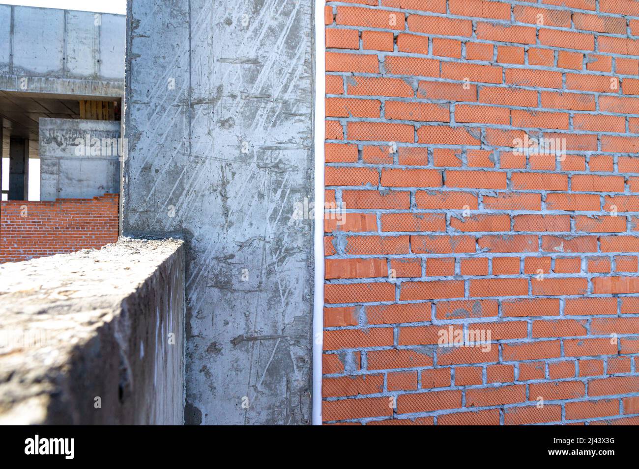 il divario tecnologico tra il telaio monolitico esterno e la parete in mattoni è chiuso con un sigillante in schiuma di polietilene, fuoco selettivo Foto Stock