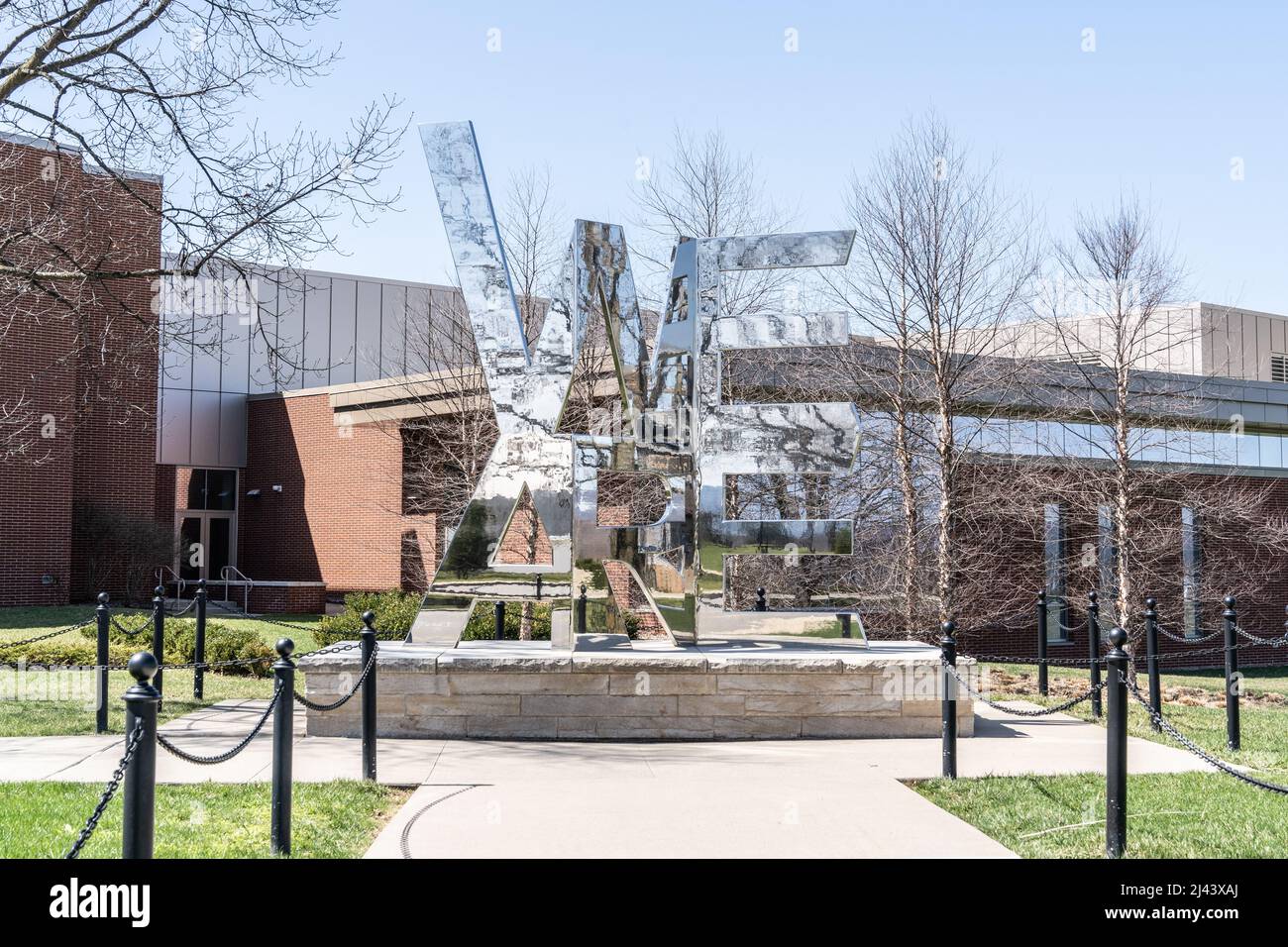 University Park, Pennsylvania - 2 aprile 2022: Siamo una scultura accanto al Beaver Stadium nel Penn state Campus. Questa scultura fu un dono dei Clas Foto Stock