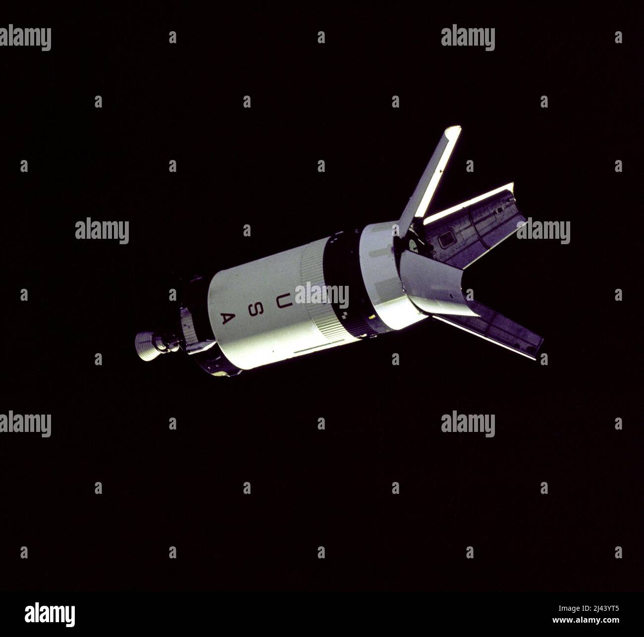 I quattro pannelli dell'adattatore del modulo Lunar sono ritratti in posizione completamente aperta. È qui che viene memorizzato il modulo Lunar (LM) durante il lancio. La missione Apollo 7 è stata progettata per testare i sistemi delle navicelle spaziali Apollo Command and Service Module in modo specifico. Apollo 9 fu la prima missione a volare il modulo Lunar. Foto Stock