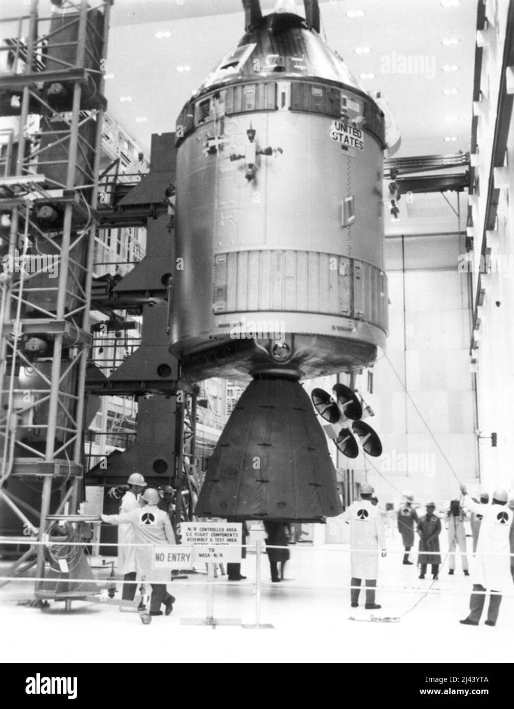 Modulo di comando e assistenza per Apollo 13 in fase di ispezione prima del volo Foto Stock