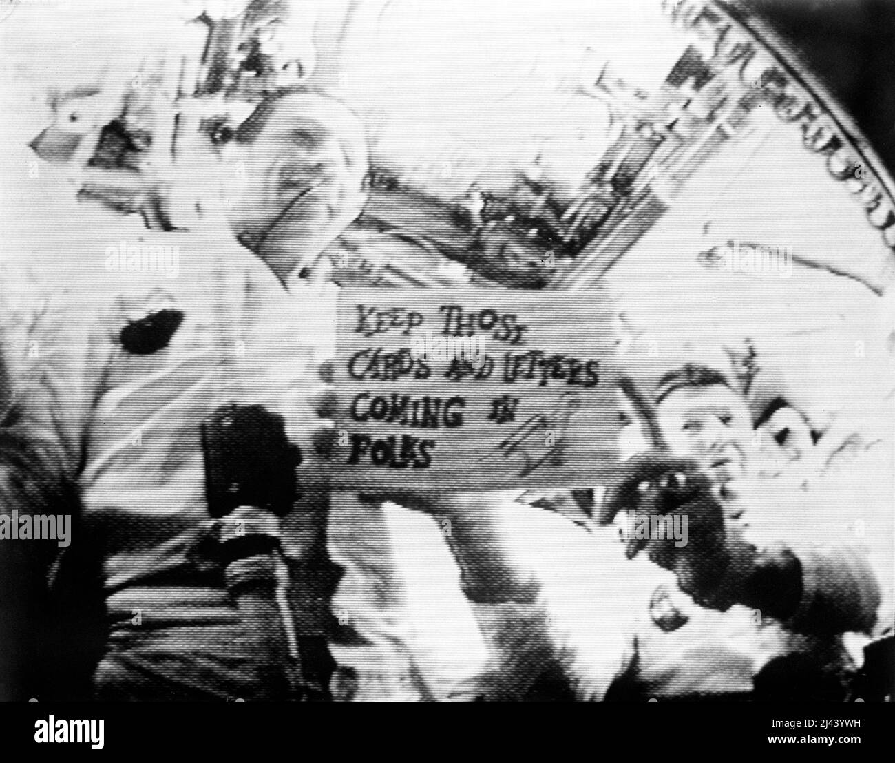 Gli astronauti Walter Schirra (a destra), comandante della missione, e Donn Eisele, pilota del modulo di comando, sono visti nella prima trasmissione televisiva in diretta dallo spazio. Schirra sta tenendo un cartello che dice: "Mantieni le carte e le lettere che arrivano, gente!" Foto Stock