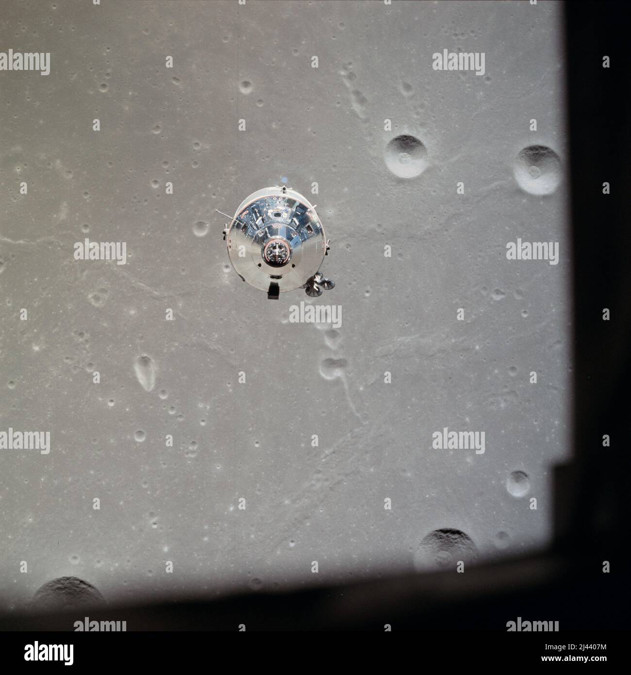 I moduli di comando e servizio (CSM) Apollo 11 vengono fotografati dal modulo Lunar (LM) in orbita lunare durante la missione di atterraggio lunare Apollo 11. La superficie lunare sottostante si trova nel Mare centrale nord della fertilità. Foto Stock