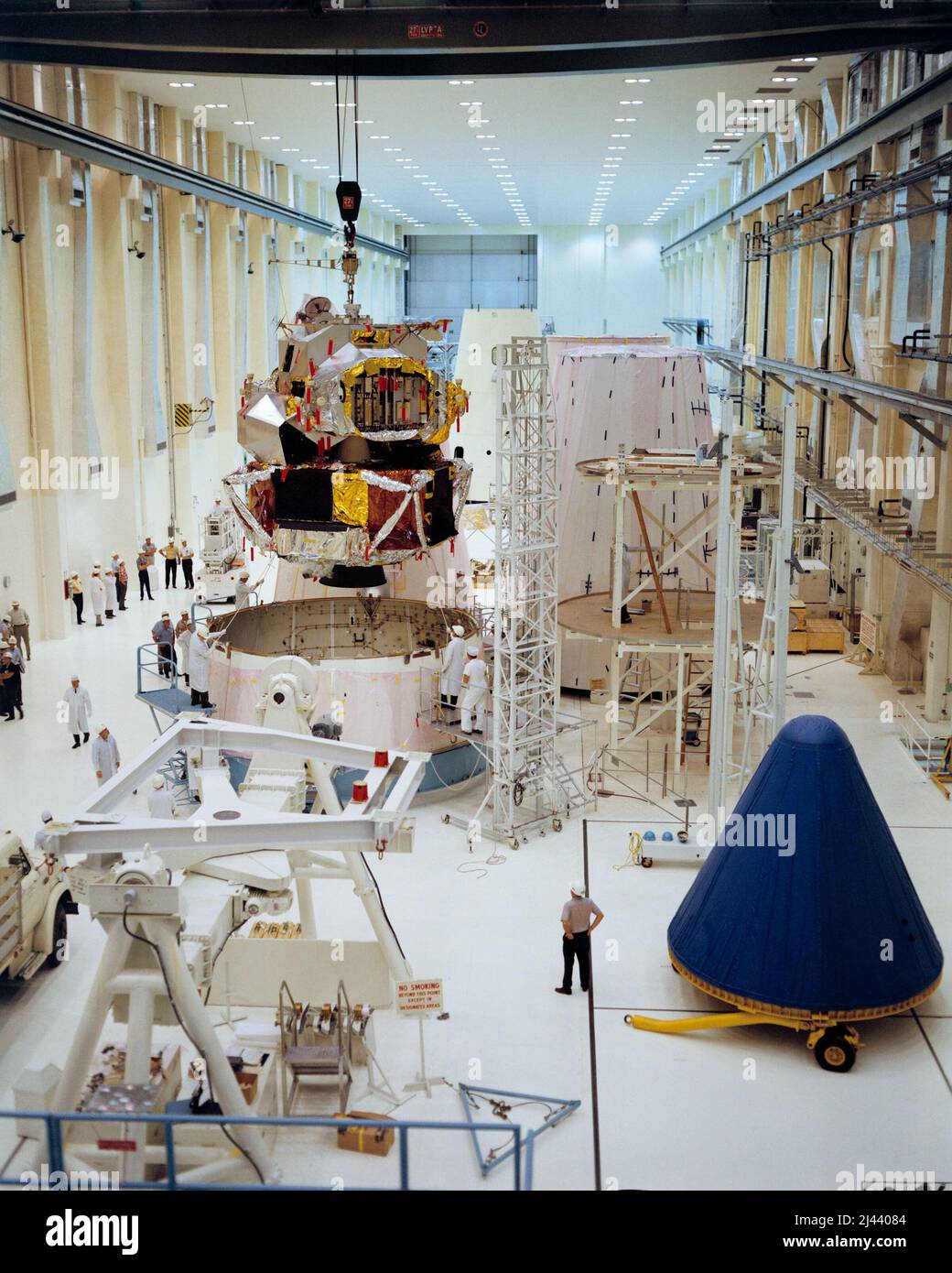 Il modulo Lunar-1 è stato spostato in posizione per l'accoppiamento con l'adattatore per modulo Lunar Spacecraft (SLA)-7 nell'edificio delle operazioni Spacecraft del Kennedy Space Center in preparazione alla missione Apollo 5. Foto Stock