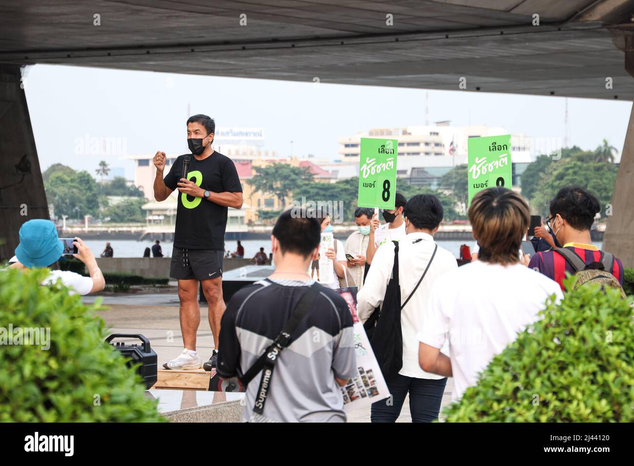 Bangkok, Tailandia. 08th Apr 2022. Il candidato gubernatorial di Bangkok Chatchart Sitthiphan, numero 8, ha fatto una campagna al ponte Rama VIII sul lato Thonburi, ha il soprannome che la gente gli ha dato. L'uomo più forte del mondo, che avrà un'elezione il 22 maggio 2022, dopo che il precedente governatore è stato nominato dalla giunta militare dopo l'ultima elezione è stata 9 anni fa nel 2013 per 9 anni. (Foto di Adirach Toumlamoon/Pacific Press) Credit: Pacific Press Media Production Corp./Alamy Live News Foto Stock