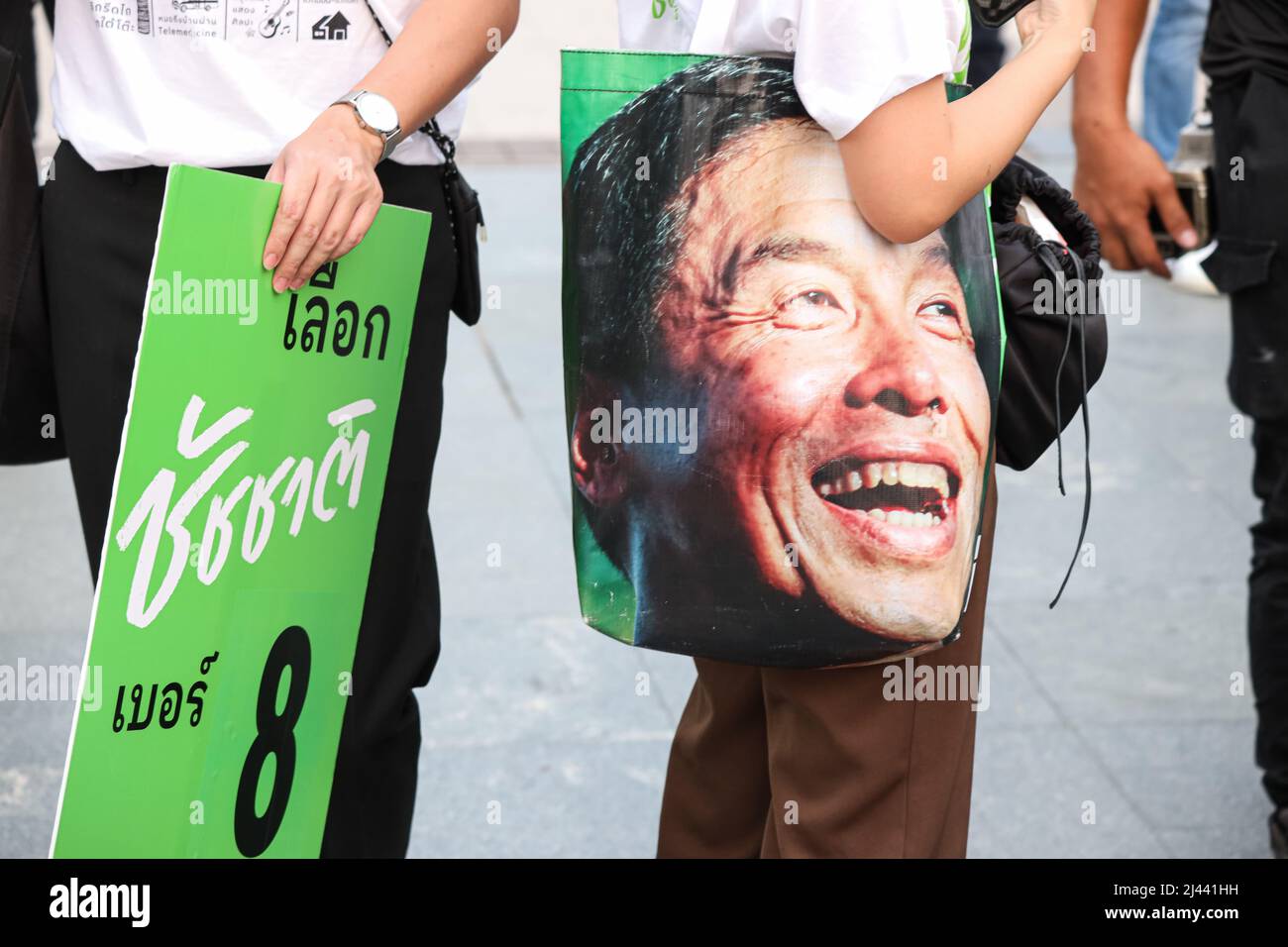 Bangkok, Tailandia. 8th Apr 2022. Il candidato gubernatorial di Bangkok Chatchart Sitthiphan, numero 8, ha fatto una campagna al ponte Rama VIII sul lato Thonburi, ha il soprannome che la gente gli ha dato. L'uomo più forte del mondo, che avrà un'elezione il 22 maggio 2022, dopo che il precedente governatore è stato nominato dalla giunta militare dopo l'ultima elezione è stata 9 anni fa nel 2013 per 9 anni. (Credit Image: © Adirach Toumlamoon/Pacific Press via ZUMA Press Wire) Foto Stock