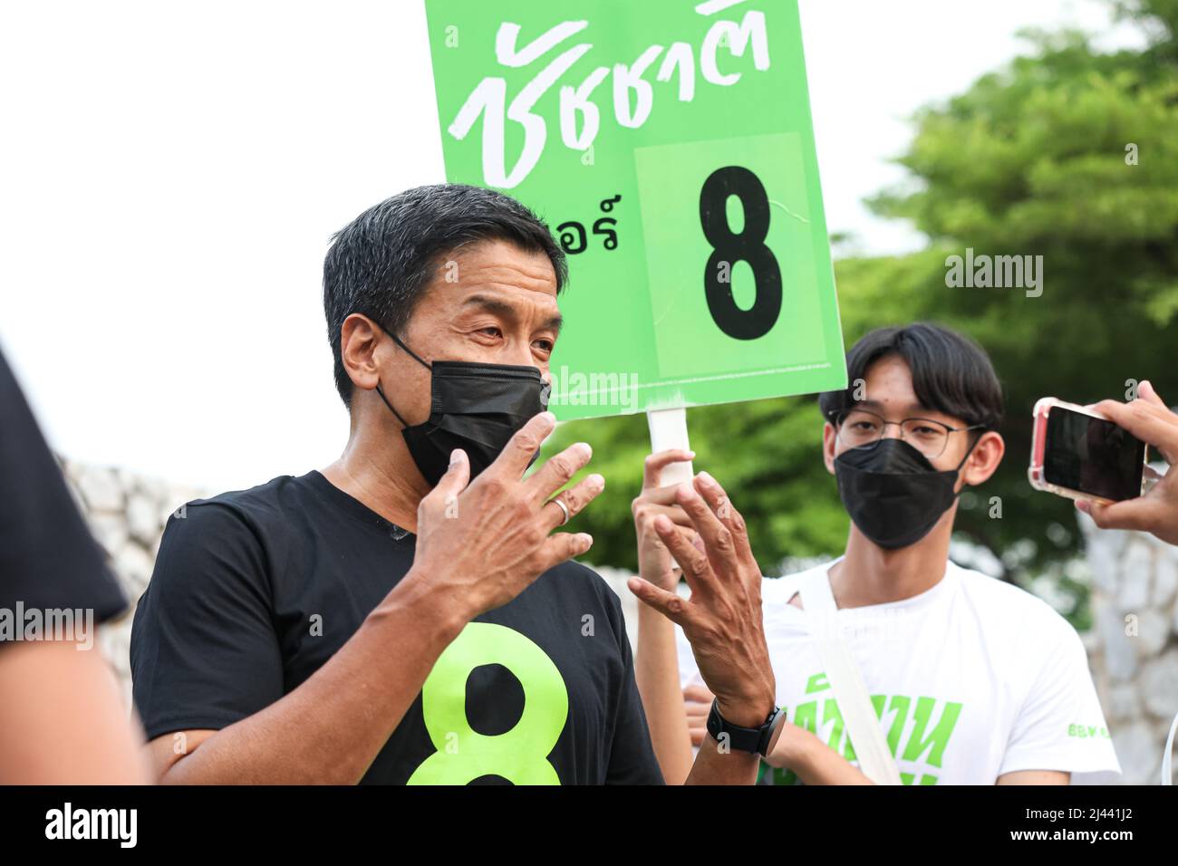 Bangkok, Tailandia. 8th Apr 2022. Il candidato gubernatorial di Bangkok Chatchart Sitthiphan, numero 8, ha fatto una campagna al ponte Rama VIII sul lato Thonburi, ha il soprannome che la gente gli ha dato. L'uomo più forte del mondo, che avrà un'elezione il 22 maggio 2022, dopo che il precedente governatore è stato nominato dalla giunta militare dopo l'ultima elezione è stata 9 anni fa nel 2013 per 9 anni. (Credit Image: © Adirach Toumlamoon/Pacific Press via ZUMA Press Wire) Foto Stock