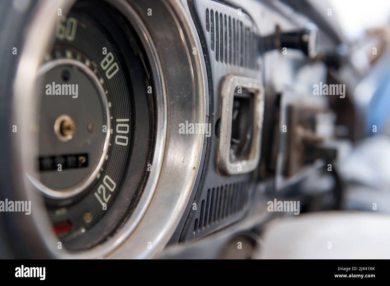 Dettagli di un tachimetro di una vecchia auto d'epoca in riparazione. Foto Stock