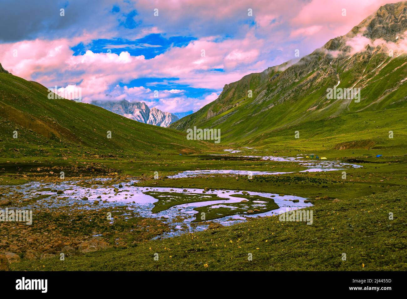 Paesaggio con montagne, nuvole e cielo blu. Bei prati sulla strada da Kashmir Great Lakes Trek, Jammu e Kashmir, India. Foto Stock