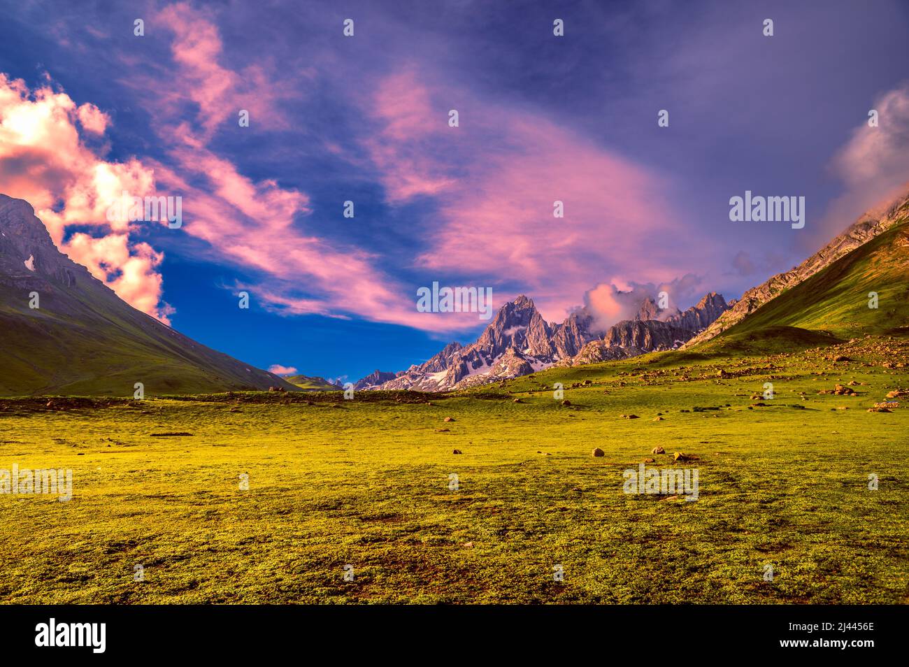 Paesaggio con cielo, nuvole e laghi. Prati verdi in alto nella Himalaya. Trekers Paradise, Grande Lago Trek nella valle del Kashmir, himalayan montagna Foto Stock