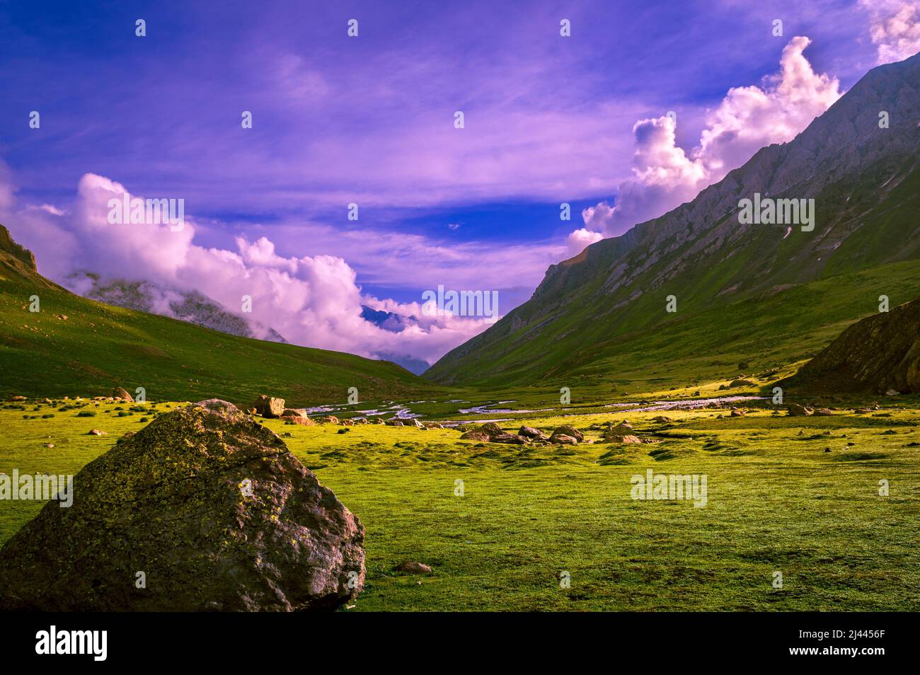 Paesaggio con cielo, nuvole e laghi. Prati verdi in alto nella Himalaya. Trekers Paradise, Grande Lago Trek nella valle del Kashmir, himalayan montagna Foto Stock
