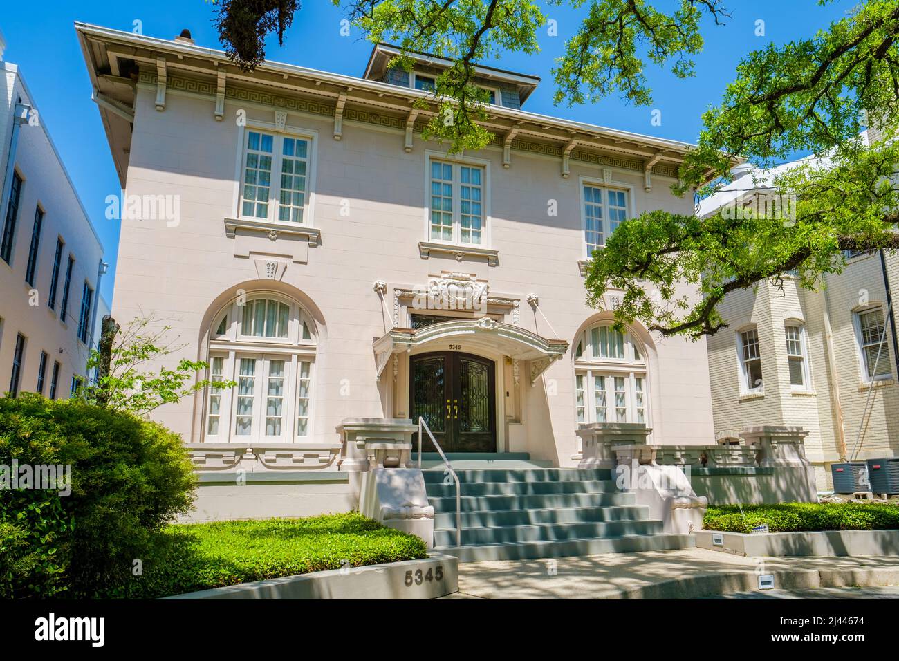 NEW ORLEANS, LA, USA - 8 APRILE 2022: Dimora storica al 5345 St. Charles Avenue Foto Stock