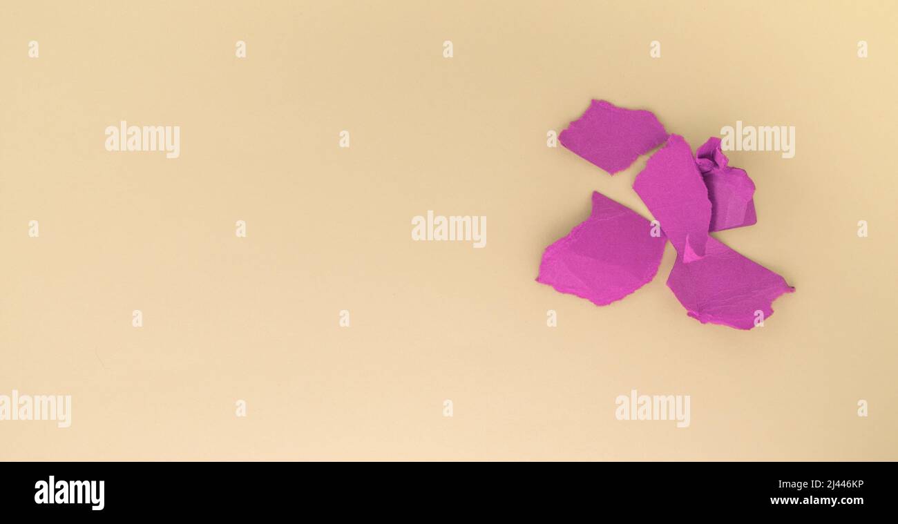 Un mazzo di palle di carta rosa grattata su sfondo giallo. Il concetto di minimalismo, una copia dello spazio a sinistra. Foto Stock