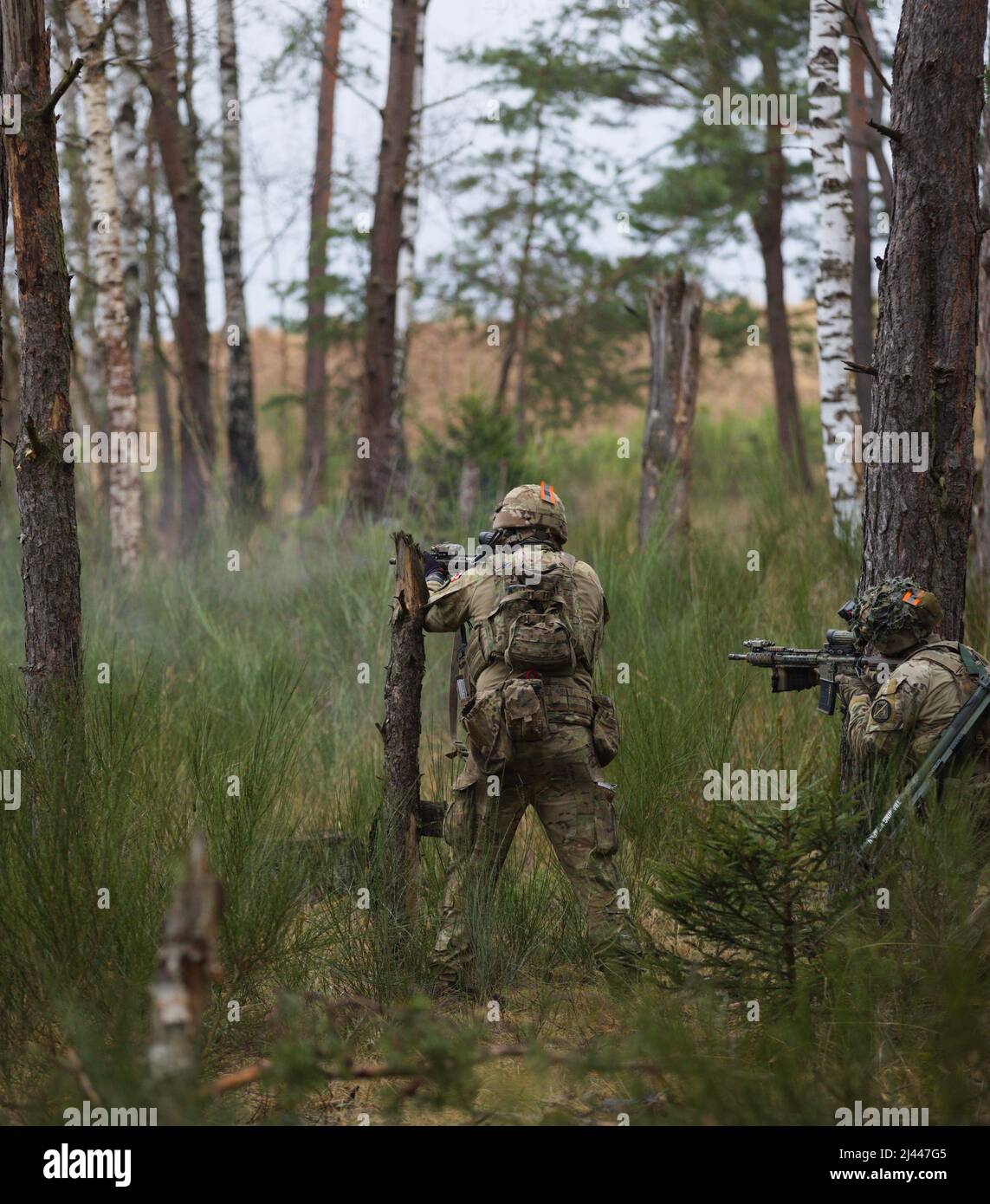 I soldati con Vidar Coy sotto l'Esercito reale Danese utilizzano i campi di addestramento gestiti dal comando di addestramento dell'Esercito 7th durante un esercizio di fuoco in tensione nell'area di addestramento di Grafenwoehr, Germania 31 marzo 2022. 7th il comando di addestramento dell'esercito guida l'esercito nello sviluppo dell'interoperabilità della nazione alleata e partnered e fornisce l'esercito con un ambiente attivo di apprendimento, vicino pari alle iniziative di modernizzazione della stampa. (US Army foto di PFC Destinee Rodriguez) Foto Stock