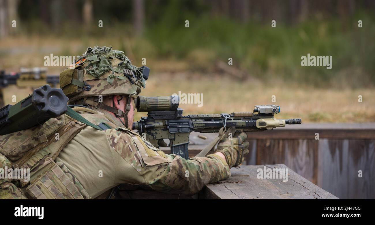 I soldati con Vidar Coy sotto l'Esercito reale Danese utilizzano i campi di addestramento gestiti dal comando di addestramento dell'Esercito 7th durante un esercizio di fuoco in tensione nell'area di addestramento di Grafenwoehr, Germania 31 marzo 2022. 7th il comando di addestramento dell'esercito guida l'esercito nello sviluppo dell'interoperabilità della nazione alleata e partnered e fornisce l'esercito con un ambiente attivo di apprendimento, vicino pari alle iniziative di modernizzazione della stampa. (US Army foto di PFC Destinee Rodriguez) Foto Stock