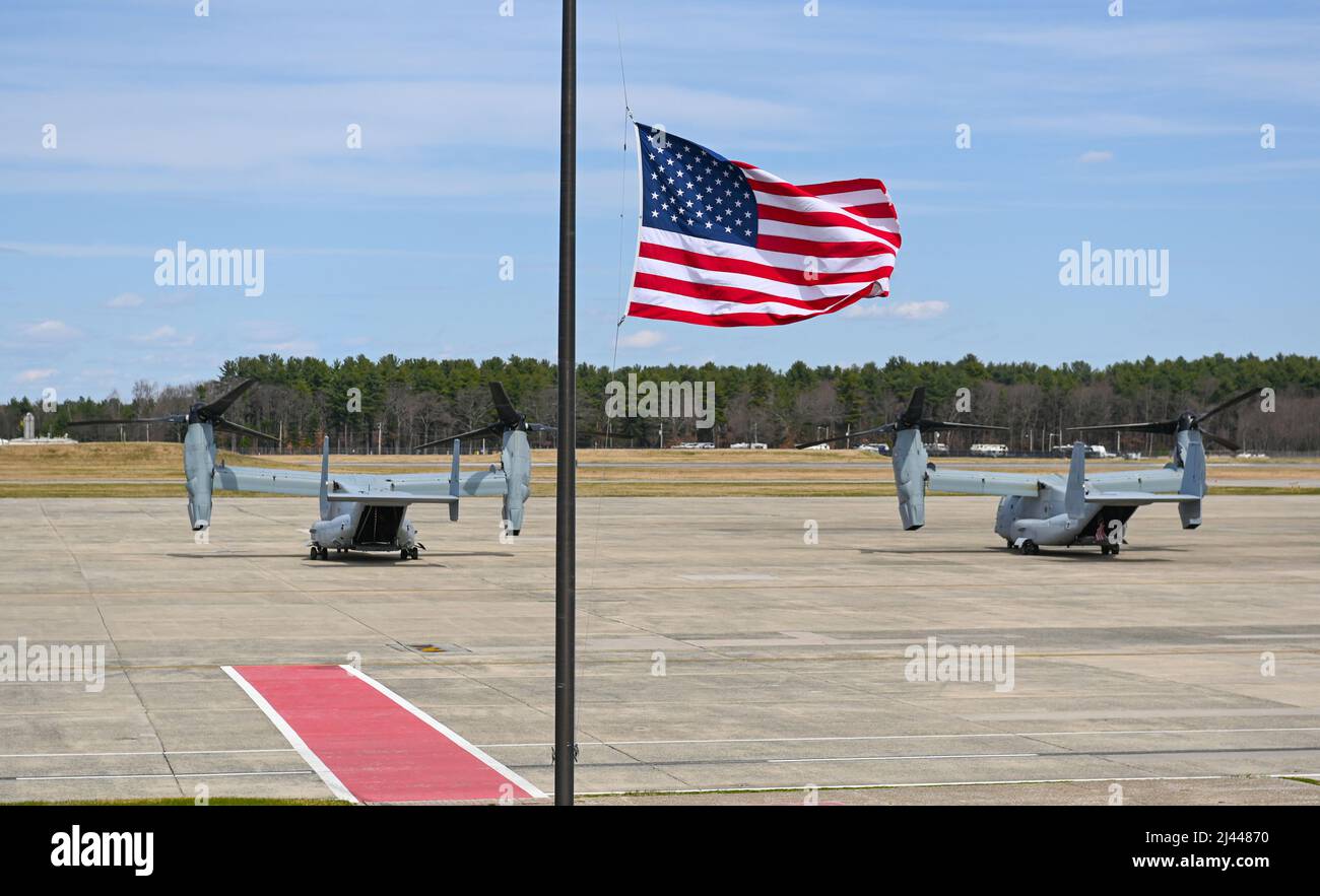 Due velivoli MV-22B Osprey del parco 2nd Marine Aircraft Wing sulla linea di volo alla base dell'aeronautica Hanscom, Mass., 4 aprile 2022. I Marines, con sede presso la Marine Corps Air Station New River, N.C., hanno sostenuto il servizio funebre per il capitano della Marina statunitense Ross Reynolds, 27 anni, ucciso in un incidente durante un volo di addestramento in Norvegia, marzo 18. (STATI UNITI Air Force foto di Todd Maki) Foto Stock