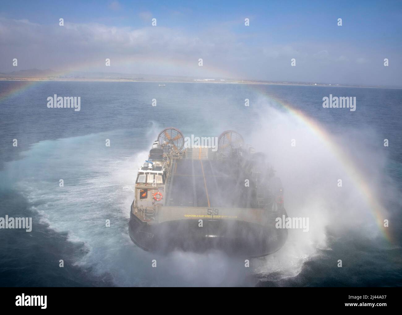 220410-N-IV962-1017 OCEANO PACIFICO (10 aprile 2022) – Un'imbarcazione di atterraggio, cuscino d'aria (LCAC) assegnata all'unità artigianale Assault Craft (ACU) 5 si avvicina al ponte pozzo della nave da assalto anfibio USS Makin Island (LHD 8), aprile 10. Le navi d'assalto anfibie usano CCAC ed elicotteri per spostare le forze d'assalto marine a terra. Makin Island è una nave d'assalto anfibio di classe Wasp in corso di svolgimento di operazioni di routine nella U.S. 3rd Fleet. (STATI UNITI Foto Navy di Mass Communication Specialist 3rd Classe Nadia Lund) Foto Stock