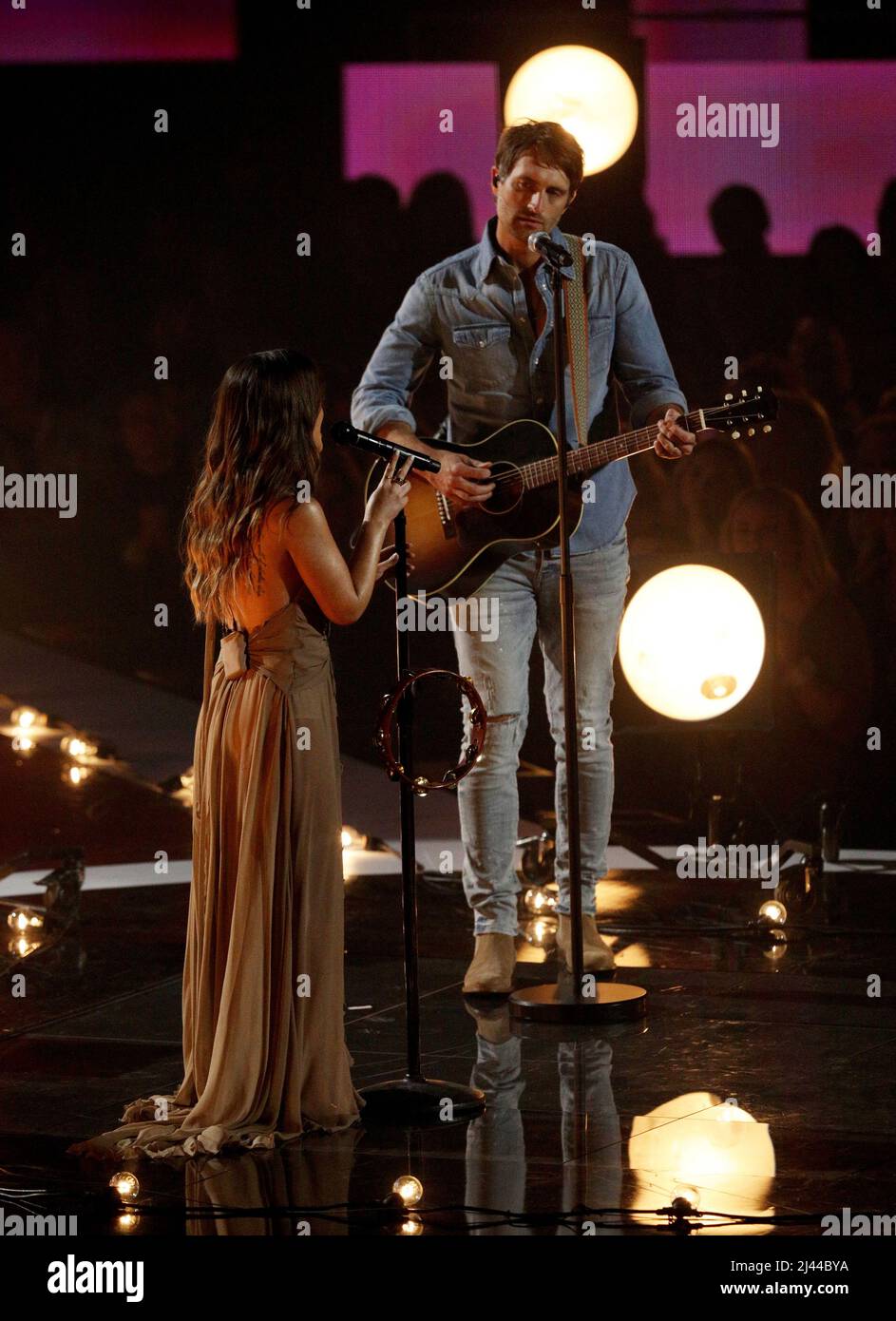 Tennessee, Stati Uniti. 12th Apr 2022. Maren Morris, a sinistra, e Ryan Hurd si esibiscono al CMT Music Awards presso il Municipal Auditorium di Nashville, Tennessee, lunedì 11 aprile 2022. Foto di John Sommers II/UPI Credit: UPI/Alamy Live News Foto Stock