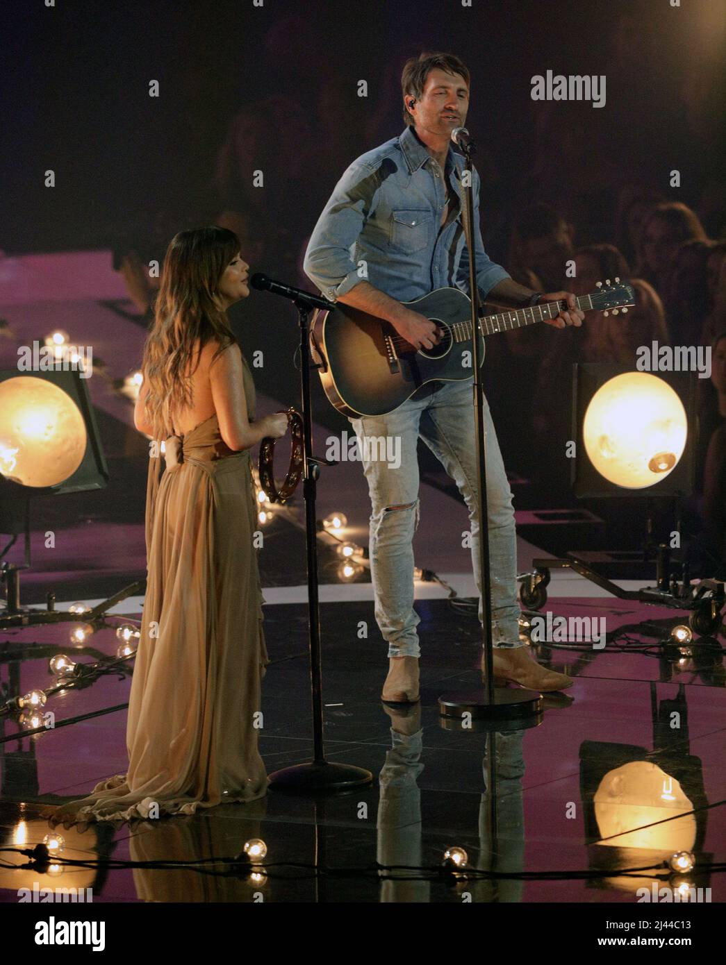 Tennessee, Stati Uniti. 12th Apr 2022. Maren Morris, a sinistra, e Ryan Hurd si esibiscono al CMT Music Awards presso il Municipal Auditorium di Nashville, Tennessee, lunedì 11 aprile 2022. Foto di John Sommers II/UPI Credit: UPI/Alamy Live News Foto Stock