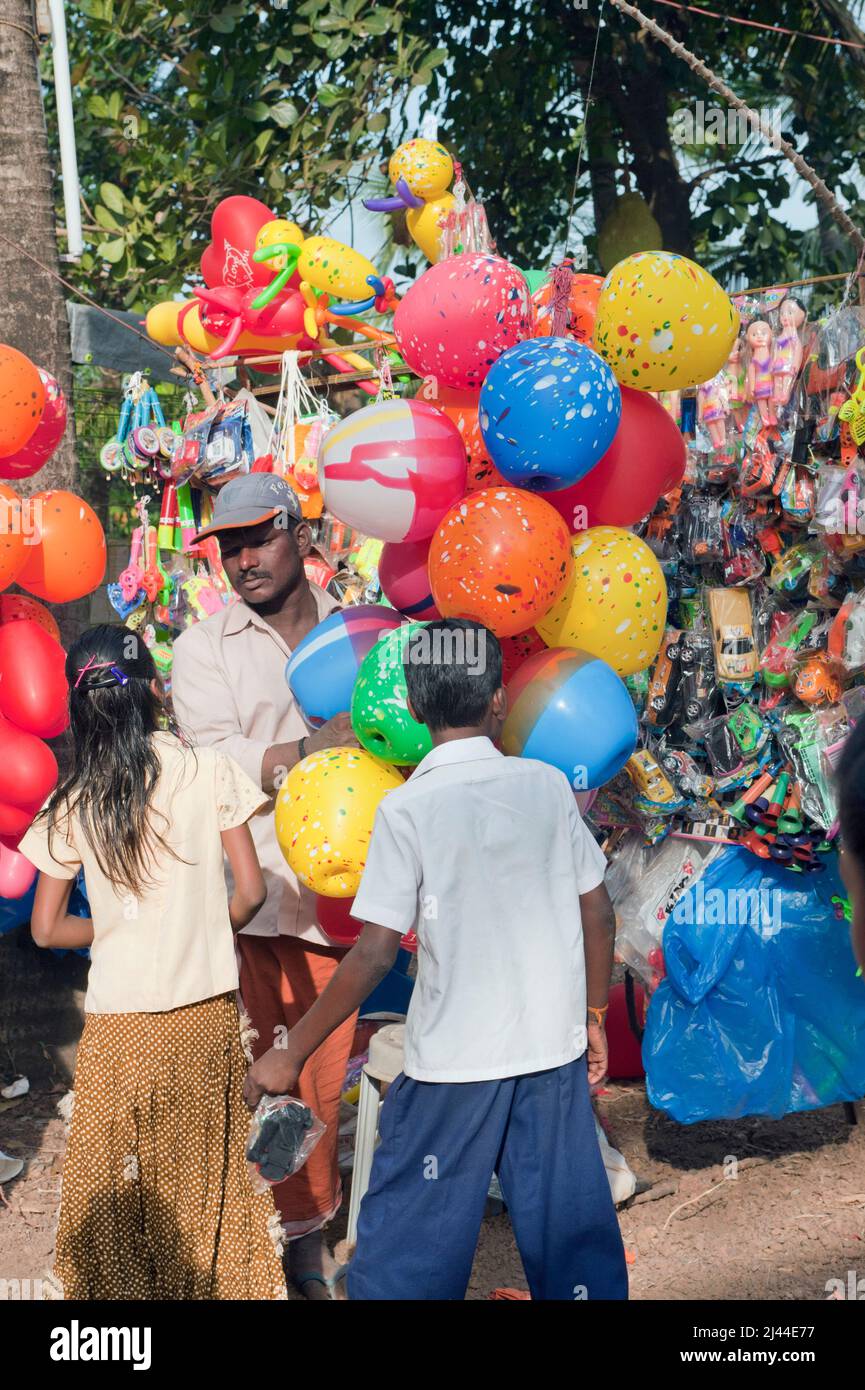 Bambini che abbaiano palloncini da un venditore in Thaipusam festival allo stato Kerala India 0 Foto Stock