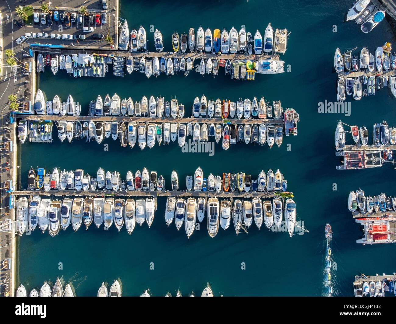 Vista aerea dall'alto su costline e yacht porto Puerto Colon a sud di Tenerife vicino Costa Adeje, isole Canarie, Spagna in inverno Foto Stock