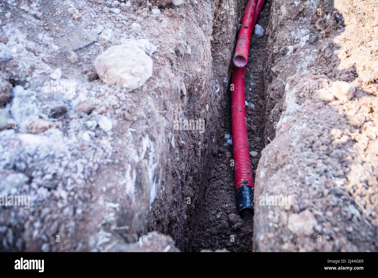 Comunicazioni elettriche. Scavo di trincee, lavori di terra e costruzioni. Foto Stock