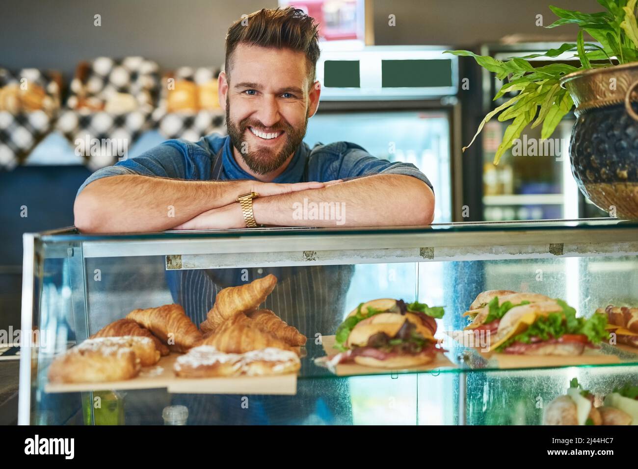 Servisco solo il più fresco nel mio negozio. Ritratto di un orgoglioso imprenditore che lavora nel suo negozio. Foto Stock