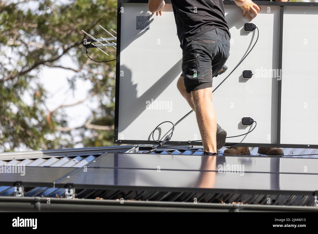 Installazione di pannelli solari sul tetto di una casa di Sydney che mostra la parte posteriore del pannello fotovoltaico solare, Sydney, Australia Foto Stock