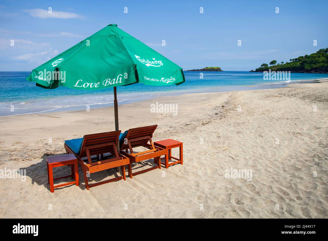 Ombrelloni e sedie a sdraio a Virgin Beach, una spiaggia di sabbia bianca a Karangsarem, Bali orientale, Indonesia. Foto Stock