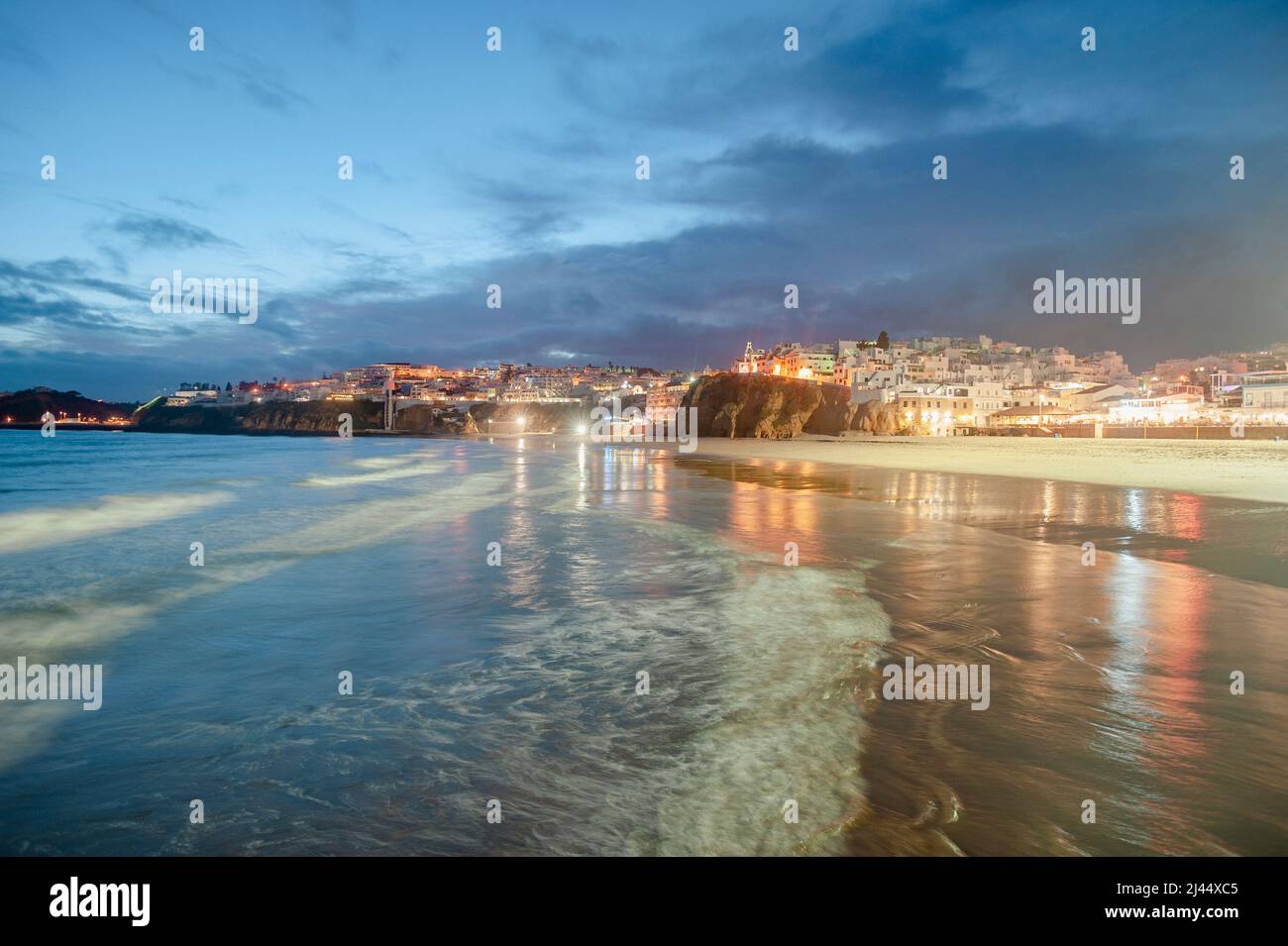 Paesaggio urbano notturno con la spiaggia dei pescatori, Praia dos Pescadores, Albufeira, Algarve, Portogallo, Europa Foto Stock