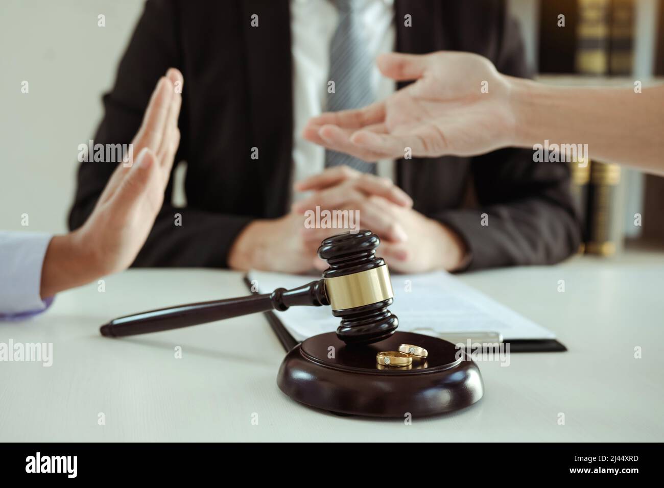 Divorzio da due amanti è andato all'ufficio dell'avvocato. Il marito ha cercato di supplire con la moglie di non divorare. Foto Stock