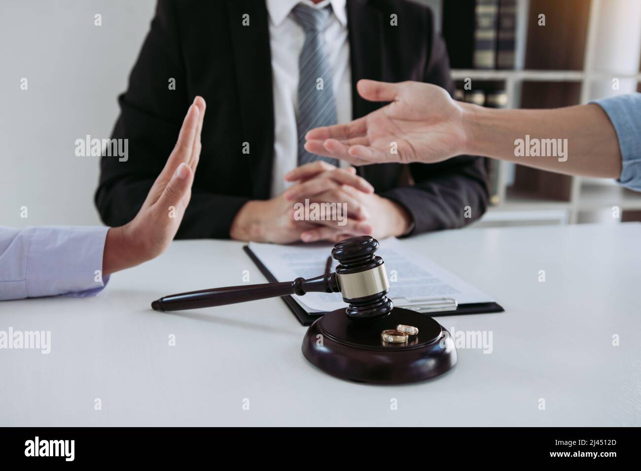 Divorzio da due amanti è andato all'ufficio dell'avvocato. Il marito ha cercato di supplire con la moglie di non divorare. Foto Stock