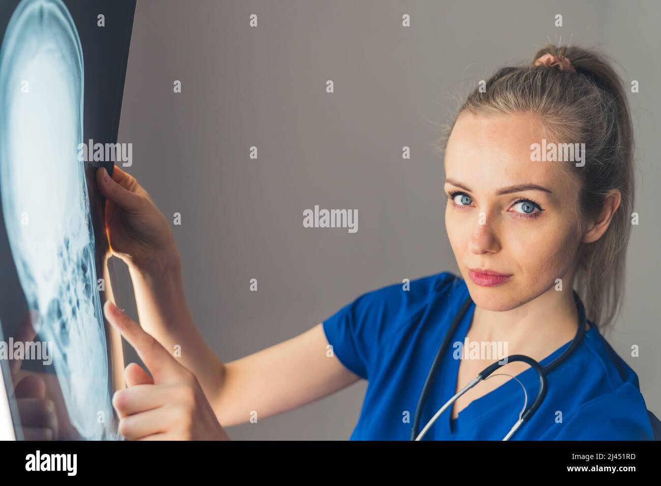 infermiere con raggi X della testa del paziente concetto medico medio closeup interno. Foto di alta qualità Foto Stock