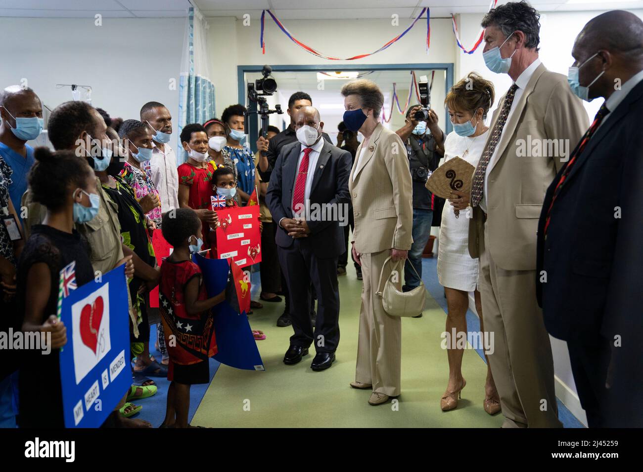 La Principessa reale e il Vice Ammiraglio Sir Tim Laurence hanno partecipato all'apertura del Centro Nazionale di Diagnostica cardiaca, presso l'Ospedale Generale di Port Moresby, il secondo giorno del viaggio reale in Papua Nuova Guinea per conto della Regina, in occasione del Giubileo del platino. Il nuovo centro è il primo per Papua Nuova Guinea e si collegherà con altri servizi ospedalieri specializzati per fornire un servizio più olistico di cura dei pazienti. Data foto: Martedì 12 aprile 2022. Foto Stock