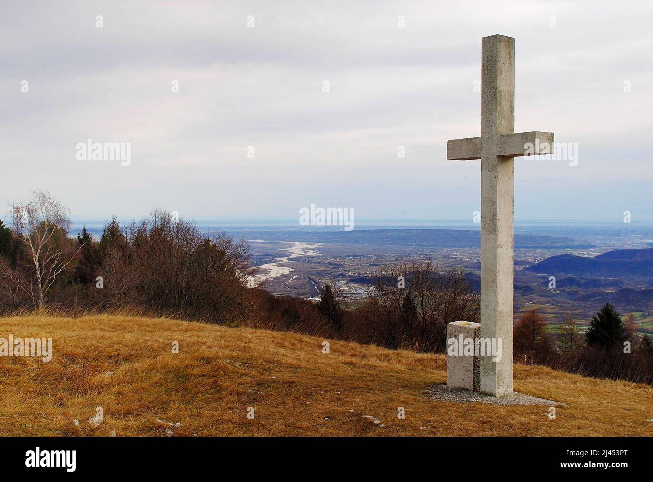 Veneto, Italia. Massiccio del Monte Grappa, vista del fiume Piave e della Valle Veneziana dal Monte Tomba. Nel novembre 1917 il Monte Tomba fu occupato dalla fanteria austro-tedesca per ordine del tenente Erwin Rommel. Dopo un mese, i 'Chasseurs des Alpes' conquistarono di nuovo il monte.   Veneto, Italia. Massiccio del Grappa, il Monte Tomba con il Piave sullo sfondo. Nel 1917 il Monte Tomba fu occupato dalla fanteria Tedesca comandata da Erwin Rommel, dopo un mese di combattimenti il monte fu riconquistato dalle truppe di montagna francesi. Foto Stock